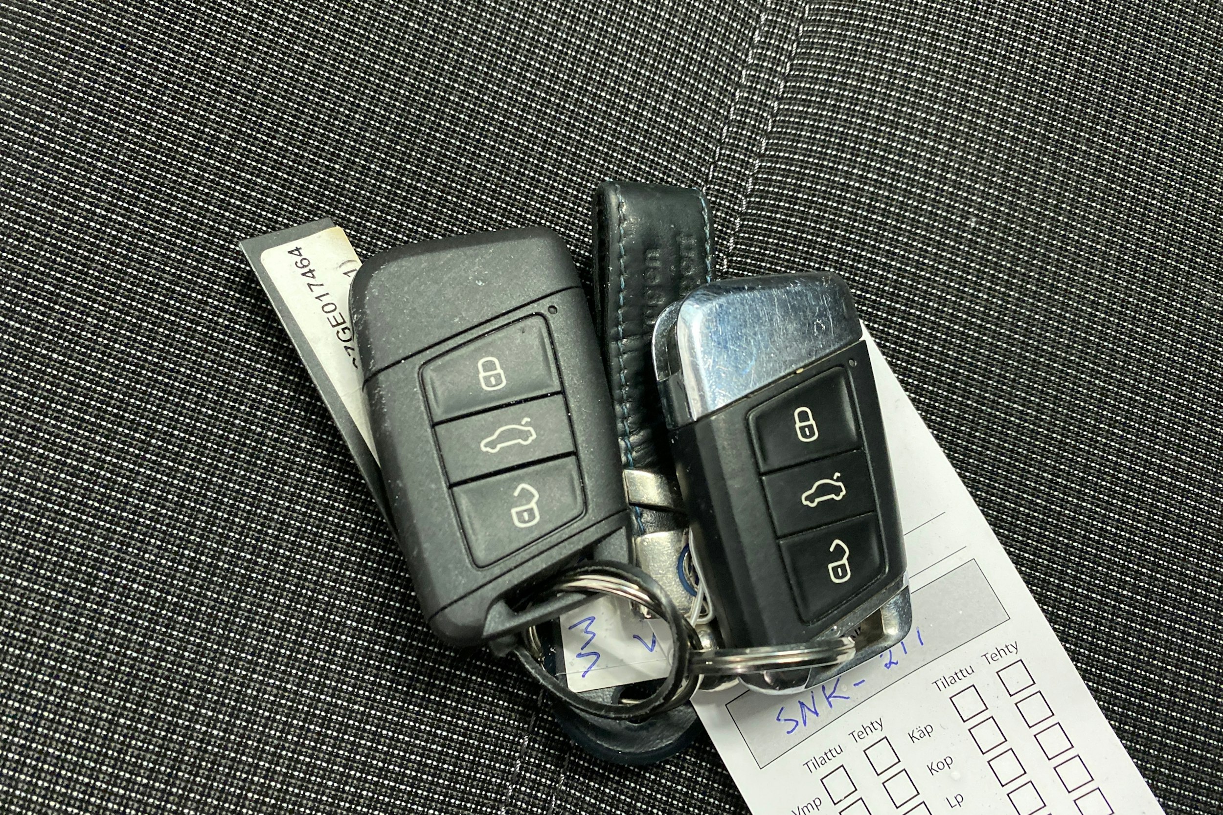 harmaa Volkswagen Passat 2015 kuva 18.