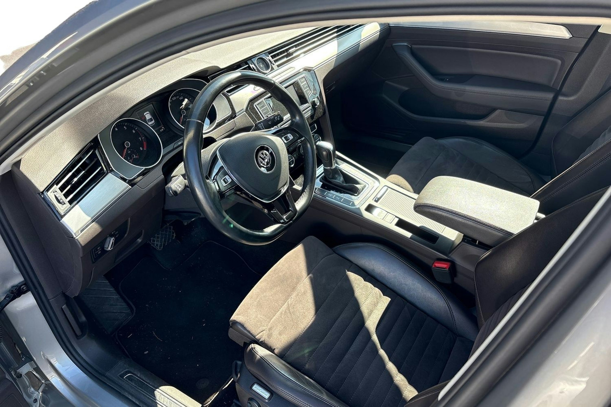 harmaa Volkswagen Passat 2015 kuva 3.