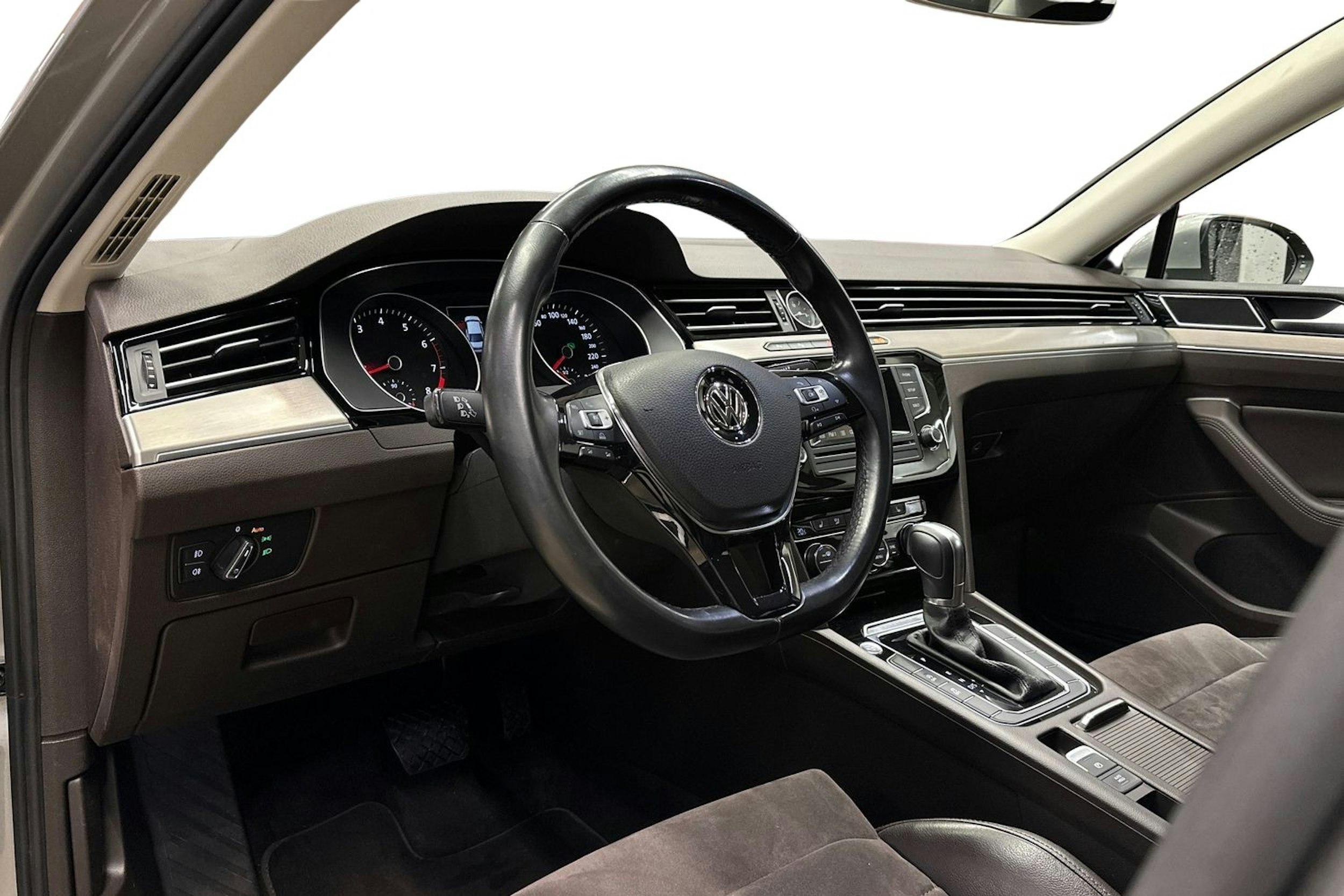 harmaa Volkswagen Passat 2015 kuva 7.