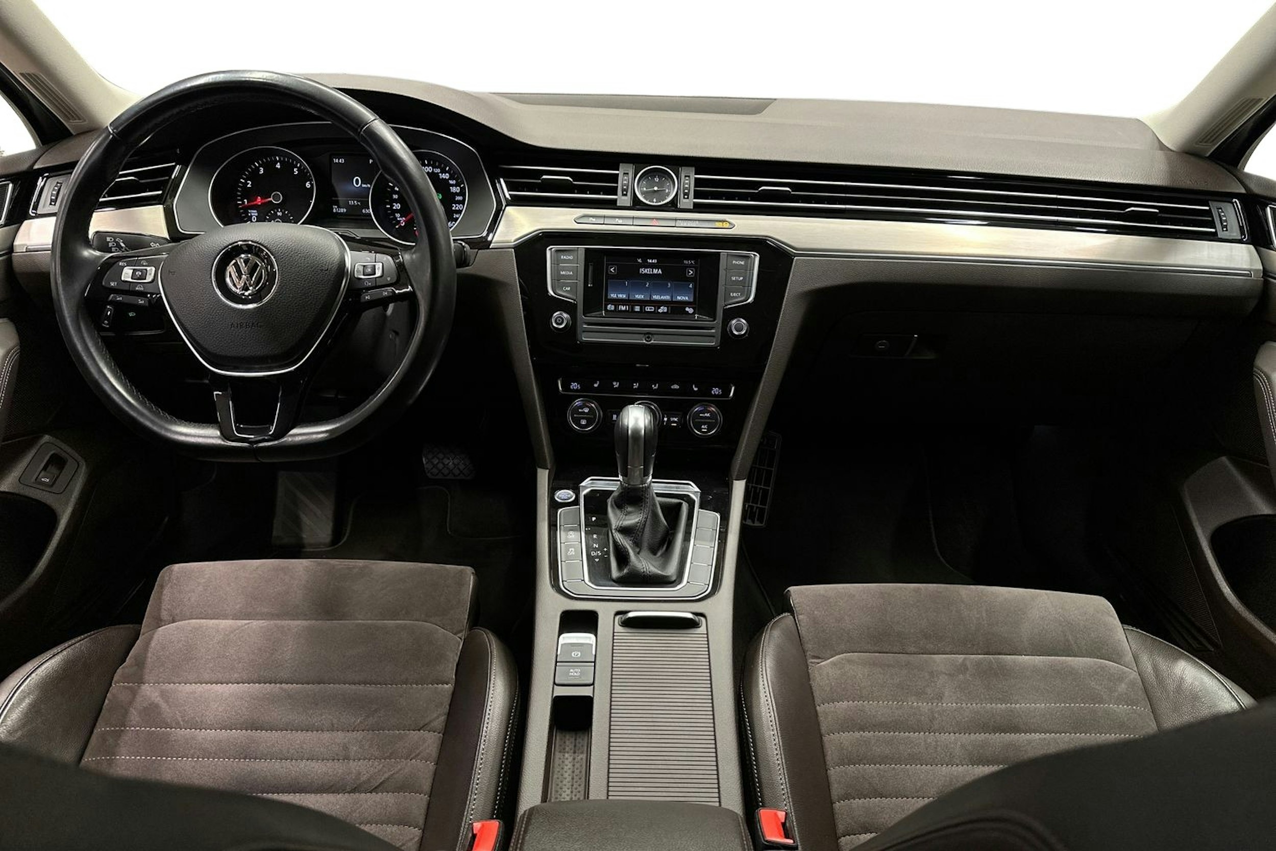 harmaa Volkswagen Passat 2015 kuva 9.