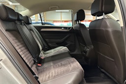 harmaa Volkswagen Passat 2015 kuva 16.