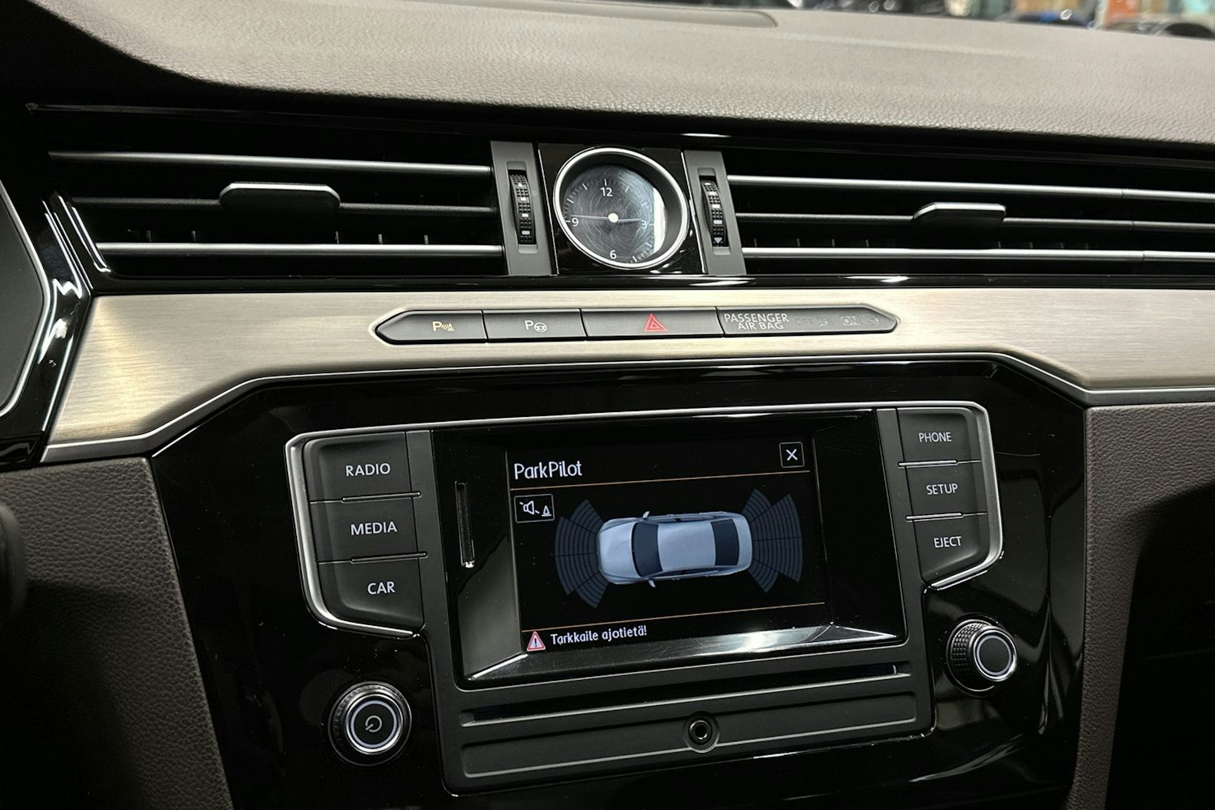harmaa Volkswagen Passat 2015 kuva 20.