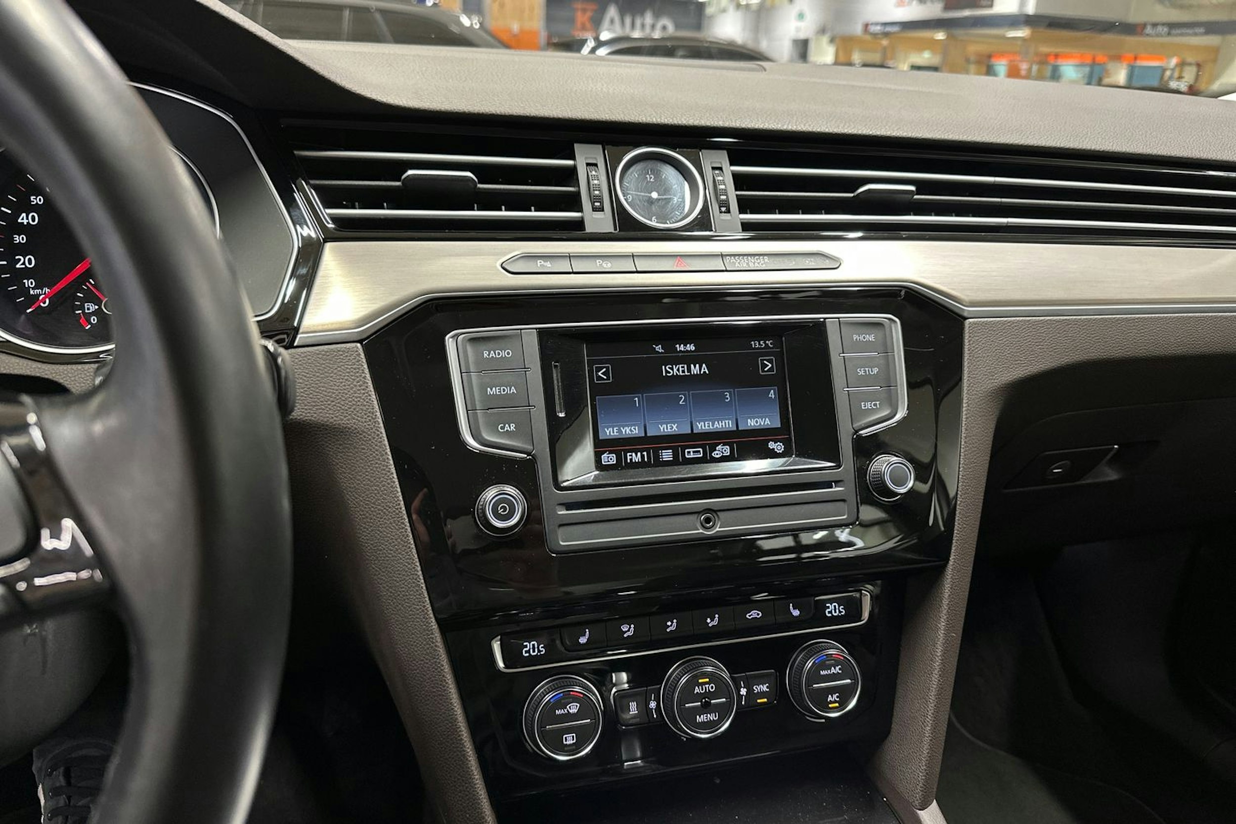 harmaa Volkswagen Passat 2015 kuva 22.