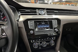 harmaa Volkswagen Passat 2015 kuva 22.