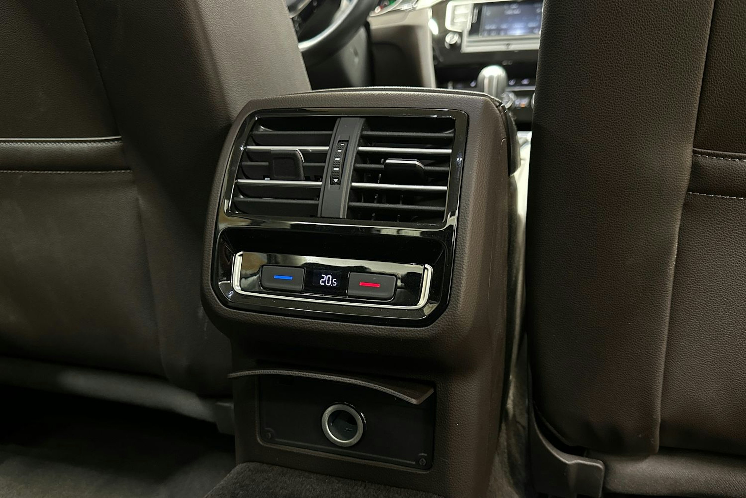 harmaa Volkswagen Passat 2015 kuva 31.