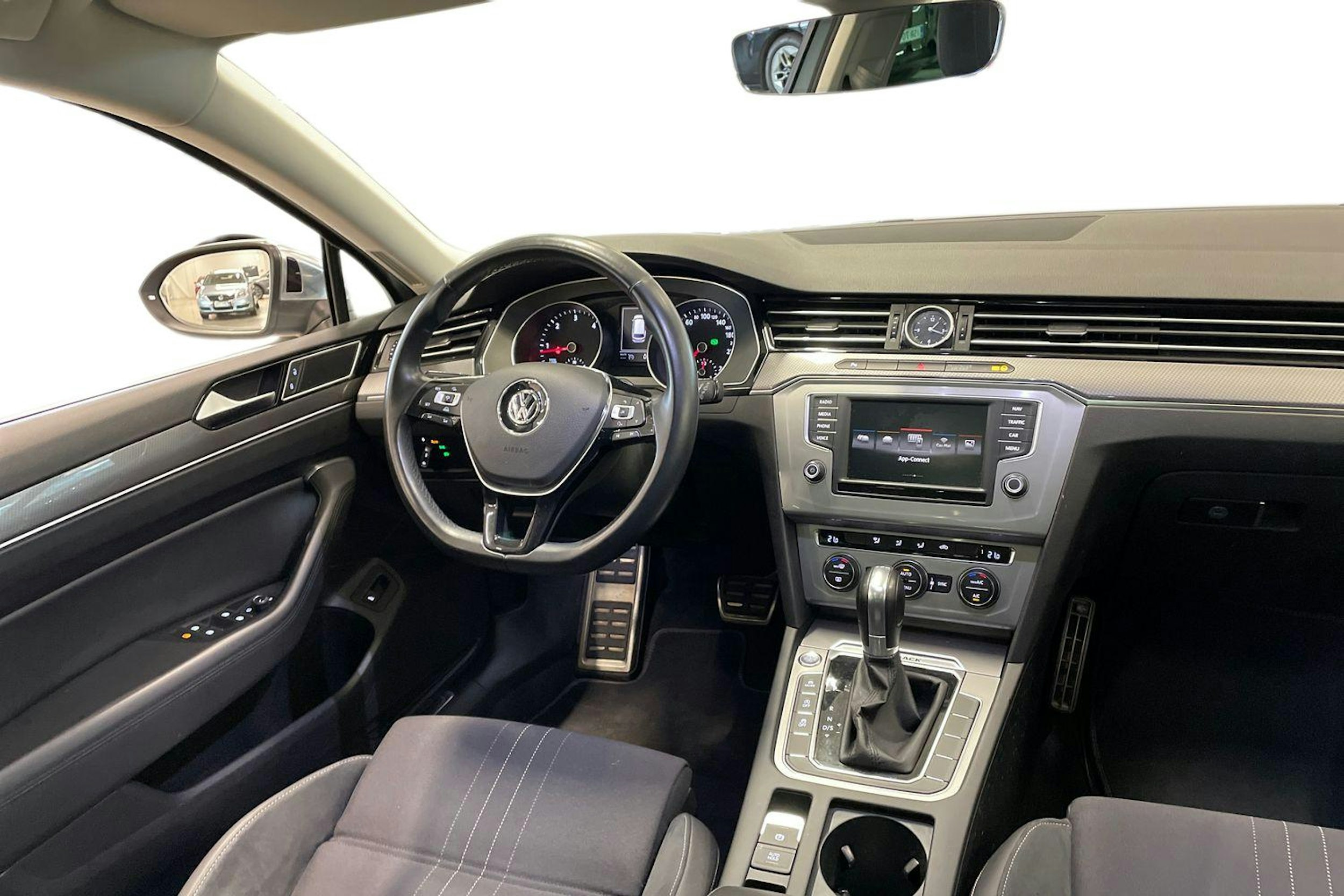 ruskea (beige) Volkswagen Passat 2015 kuva 9.