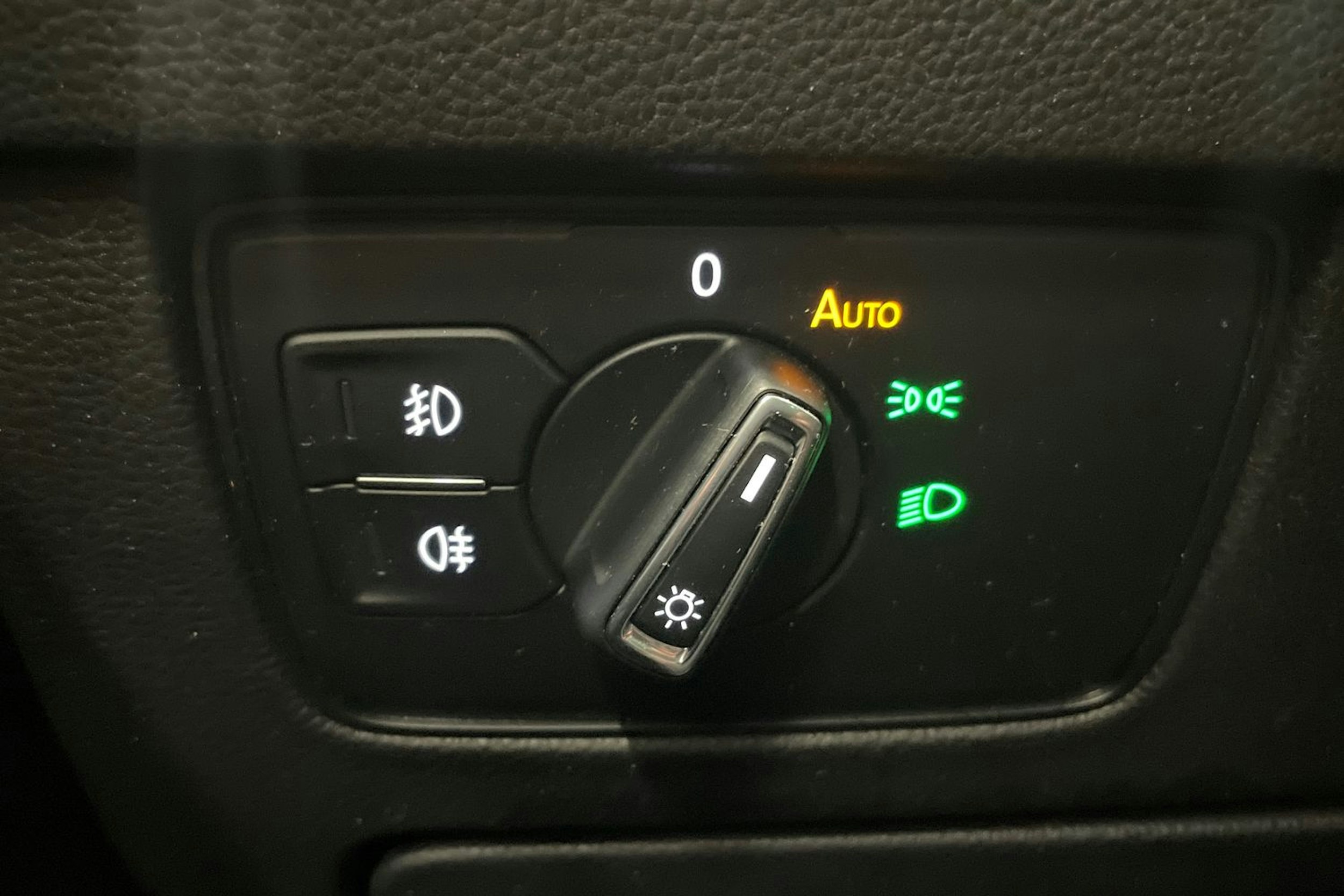 ruskea (beige) Volkswagen Passat 2015 kuva 20.