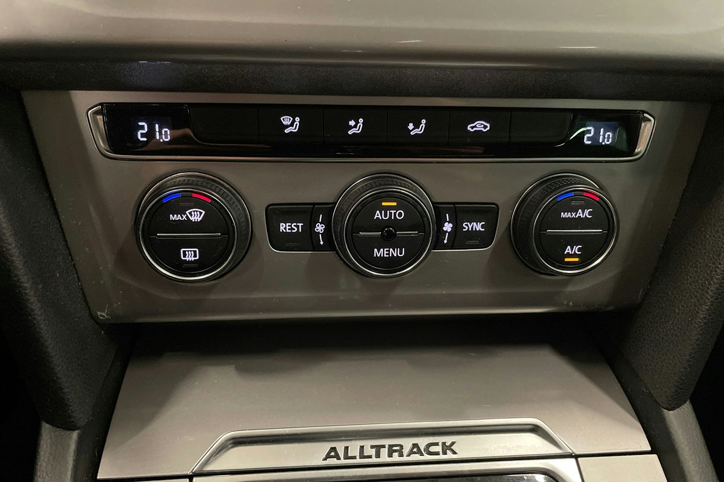 ruskea (beige) Volkswagen Passat 2015 kuva 28.