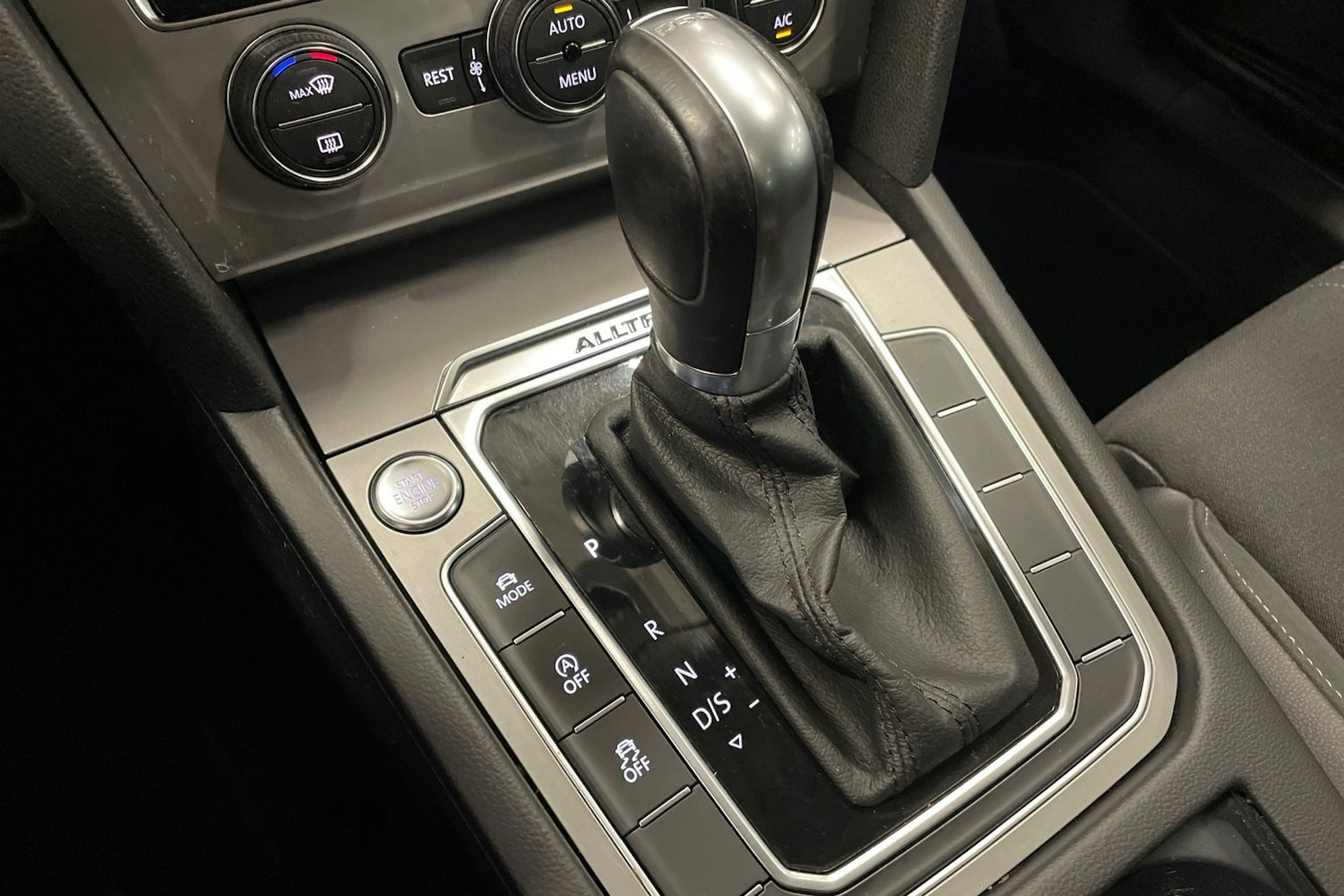 ruskea (beige) Volkswagen Passat 2015 kuva 29.