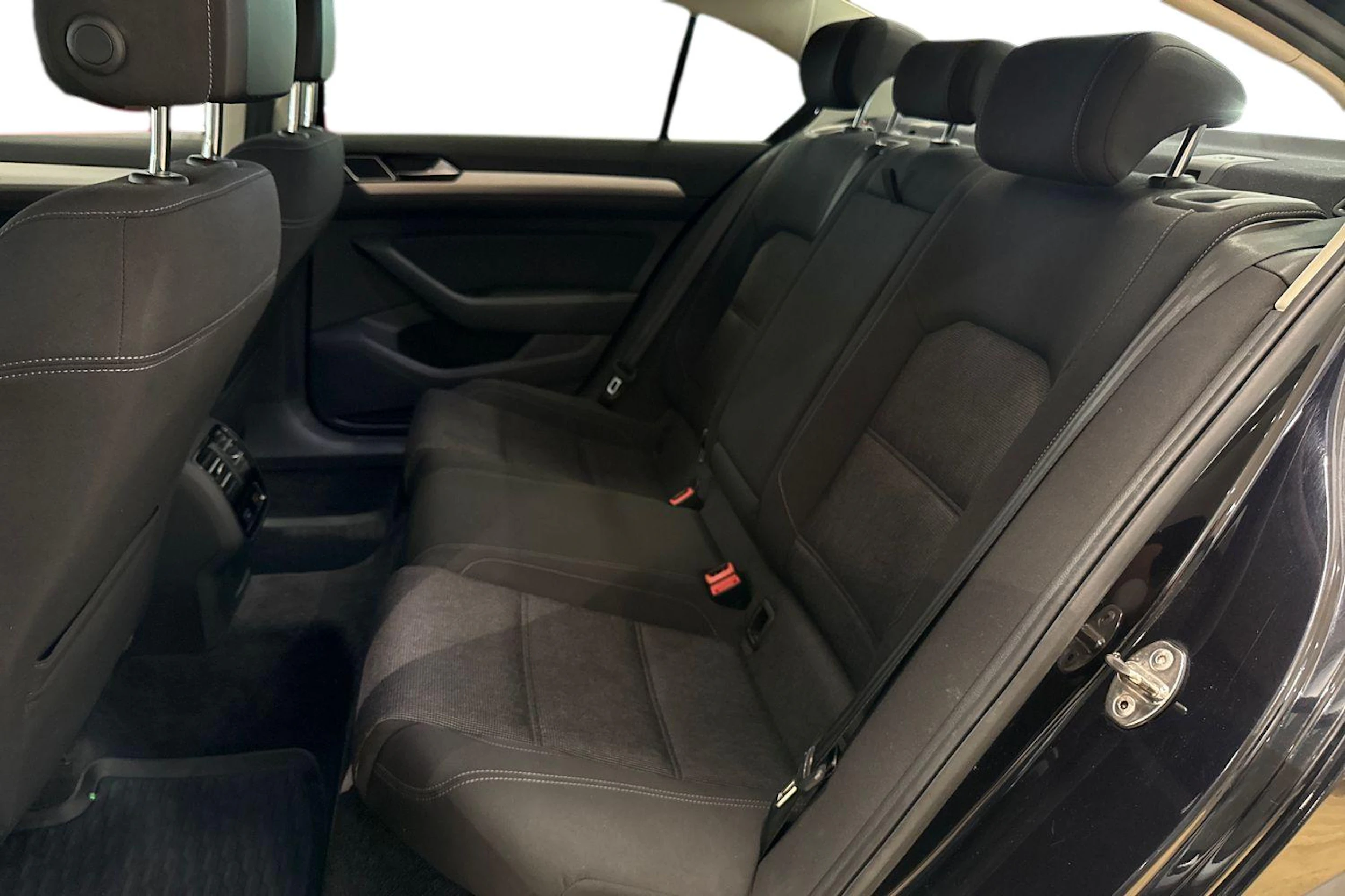 Musta Volkswagen PASSAT 2015 kuva 8.