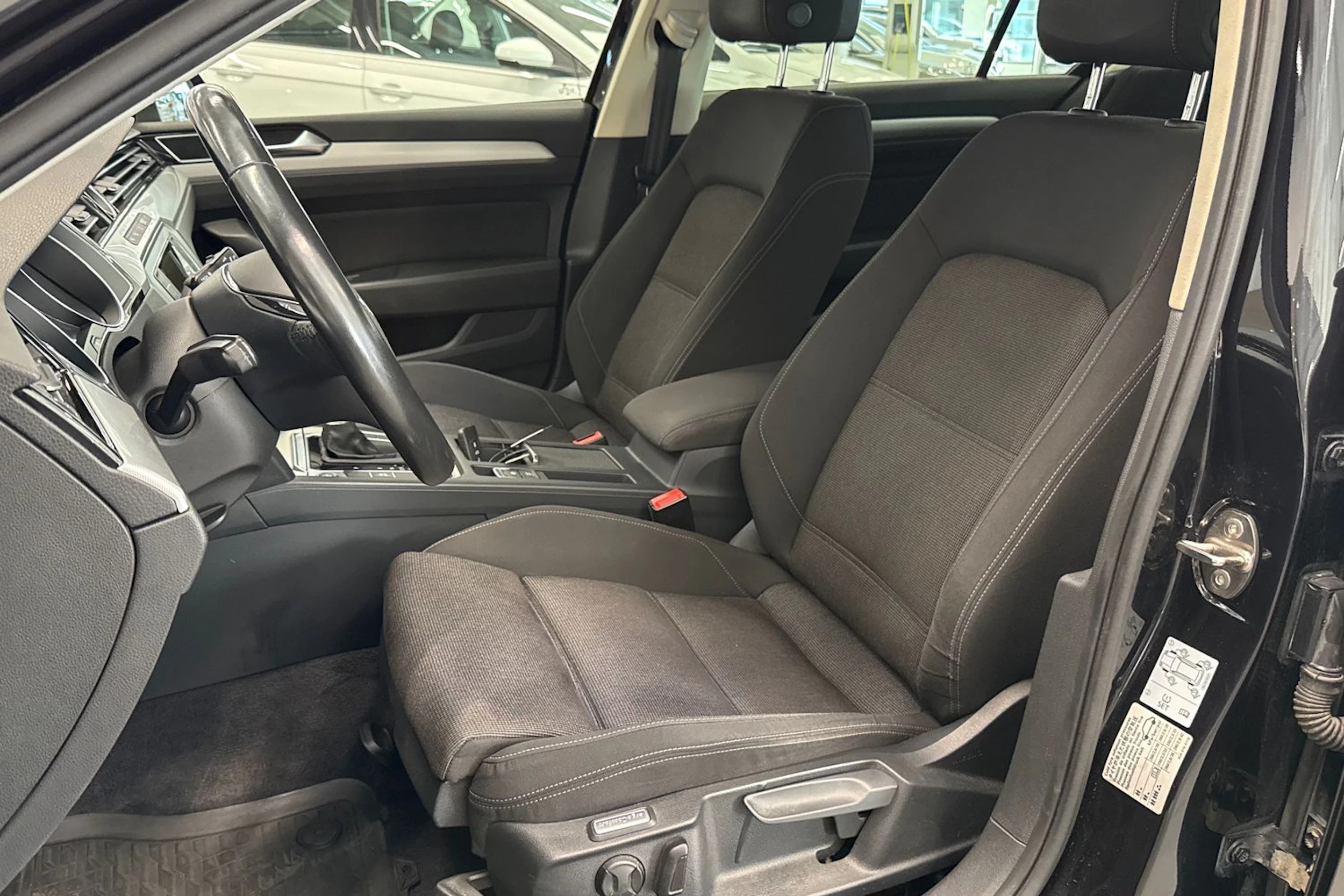 Musta Volkswagen PASSAT 2015 kuva 14.