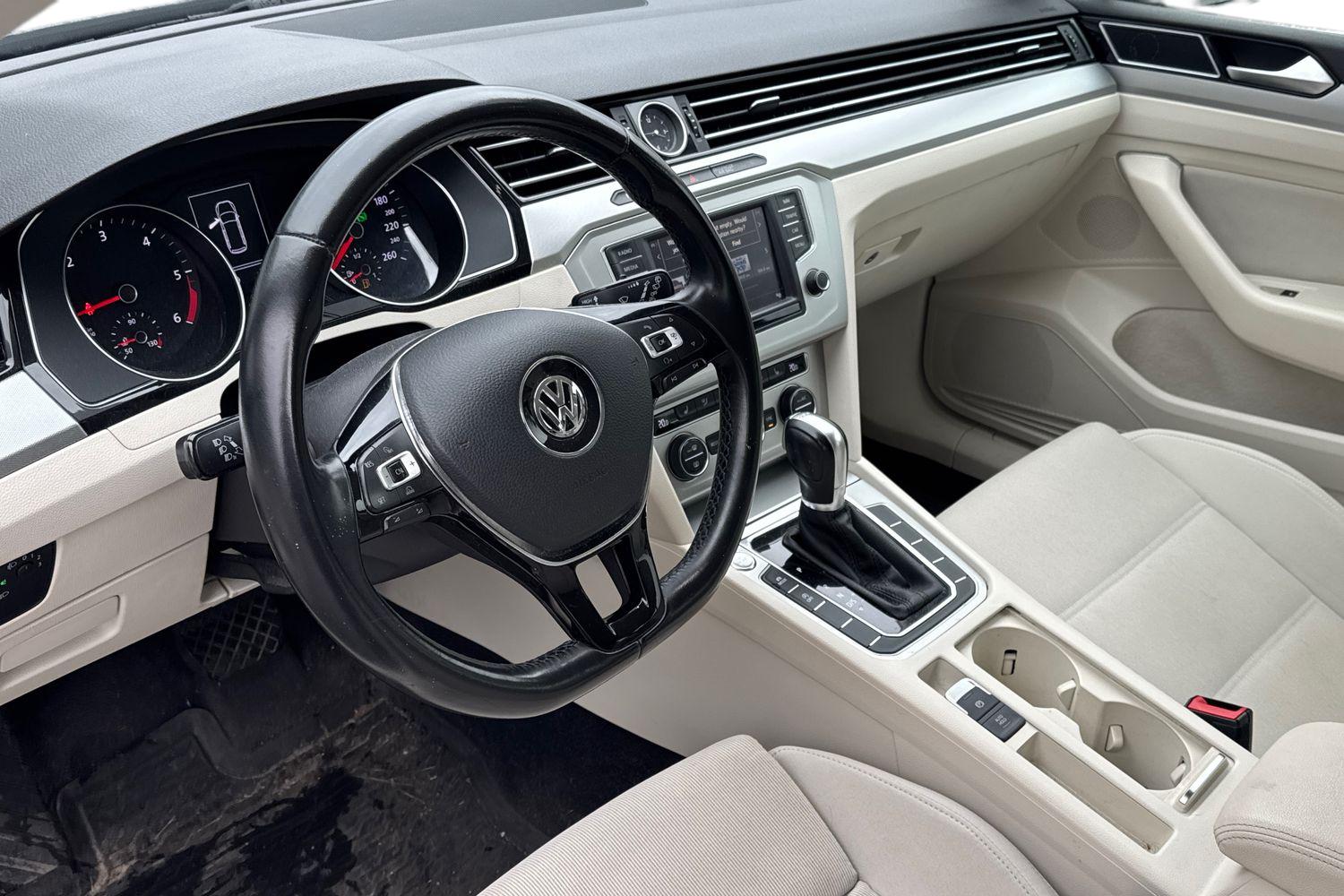 Volkswagen Passat 2015, photo 3/3