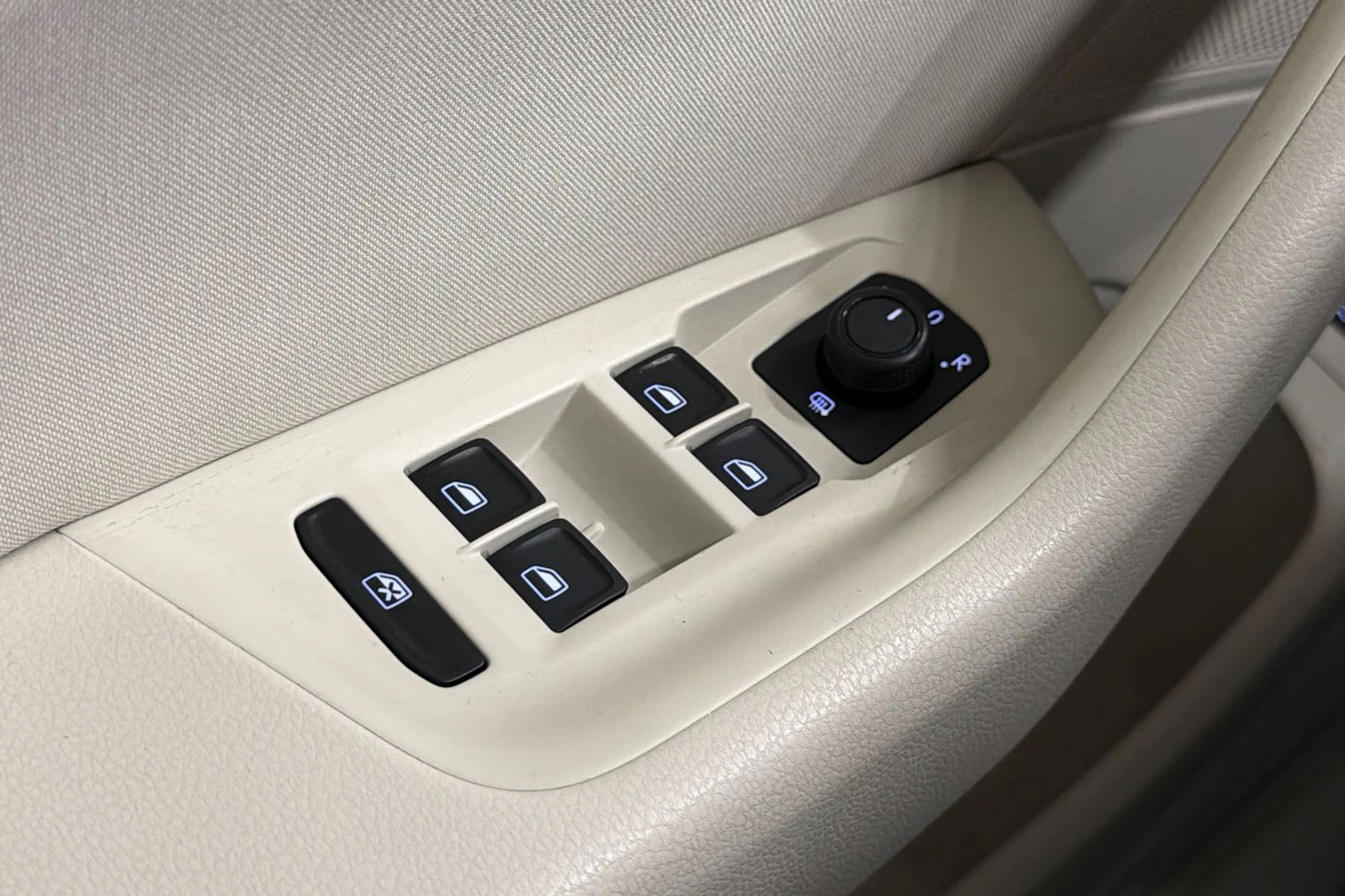 musta Volkswagen Passat 2015 kuva 11.