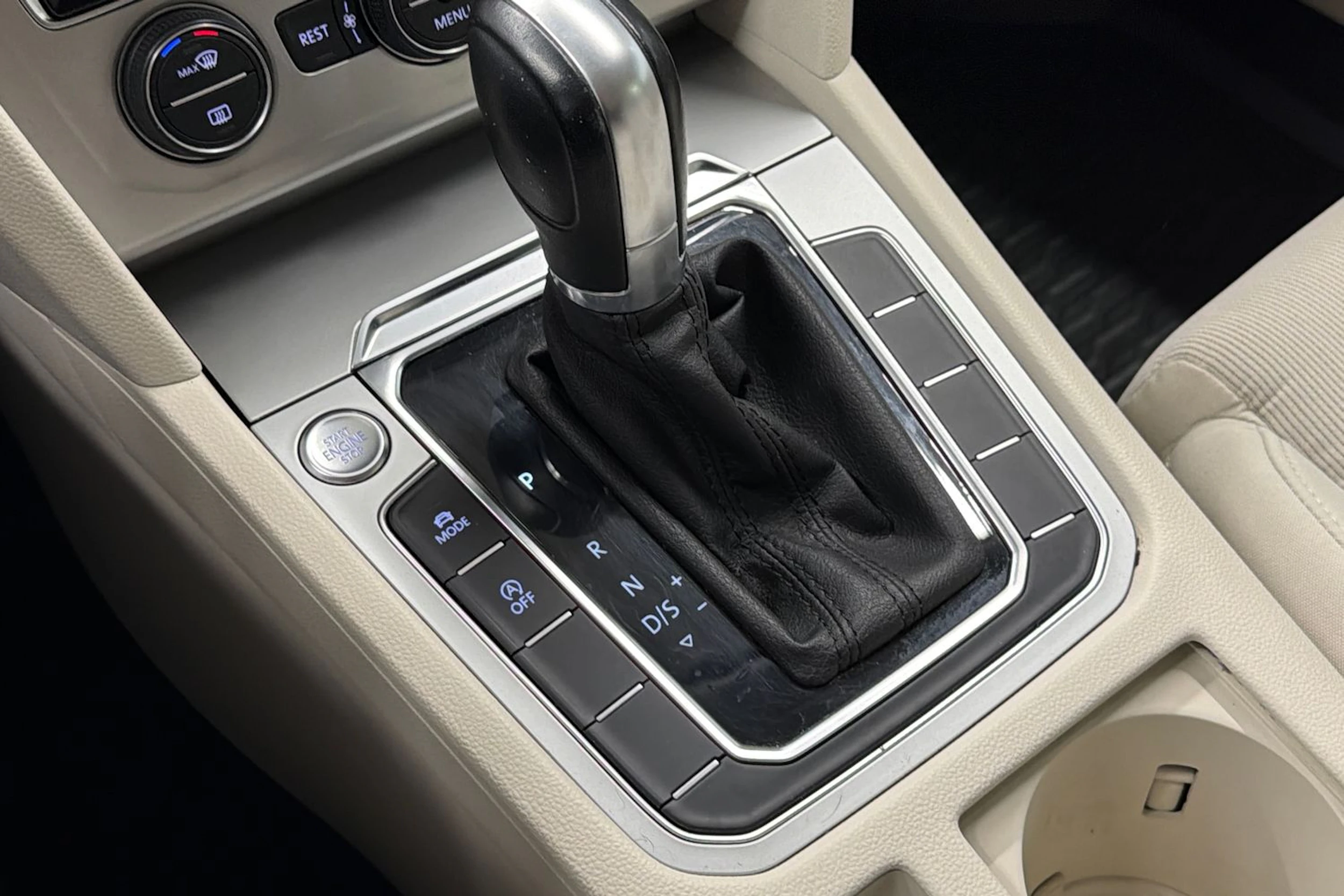 musta Volkswagen Passat 2015 kuva 19.
