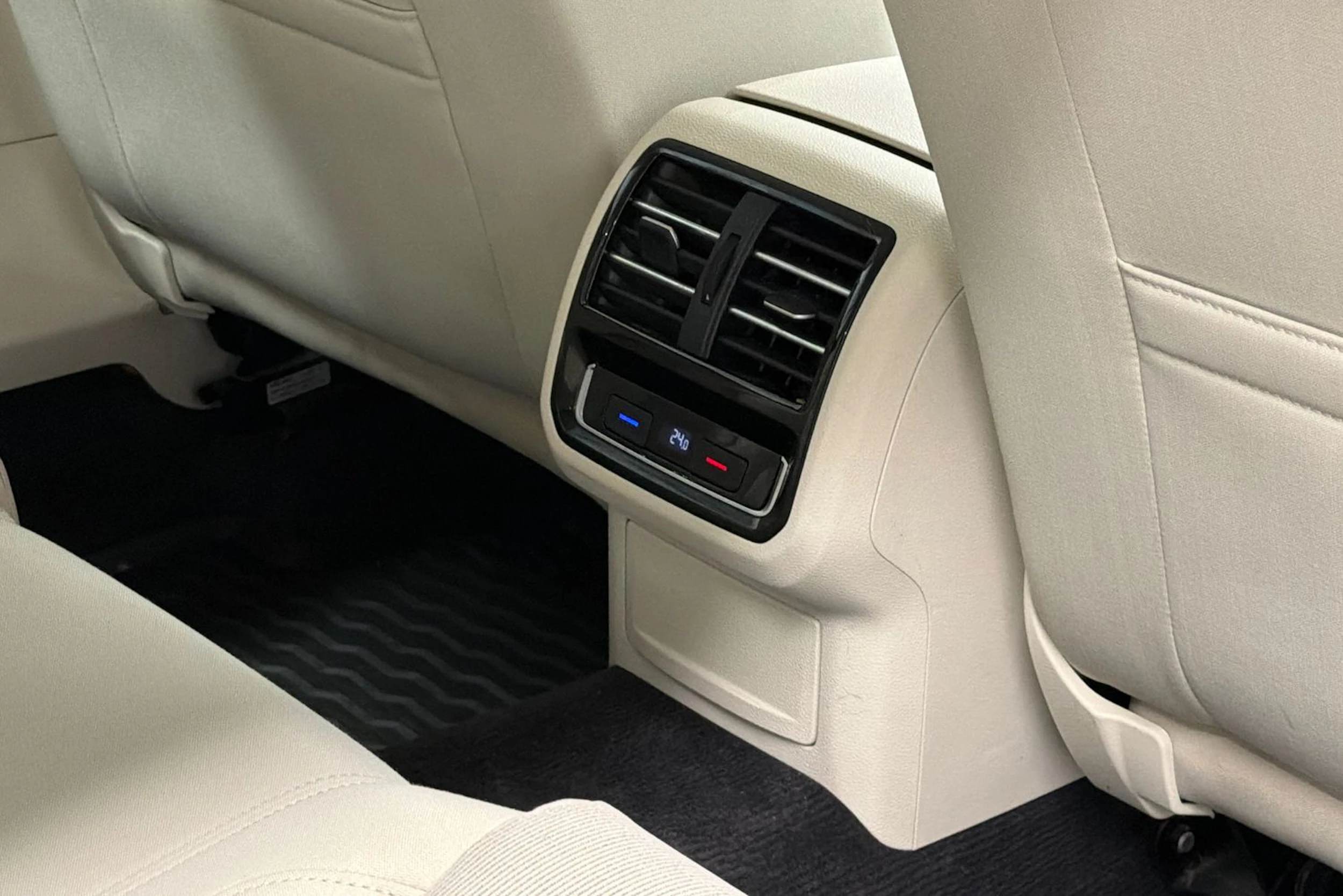 musta Volkswagen Passat 2015 kuva 22.