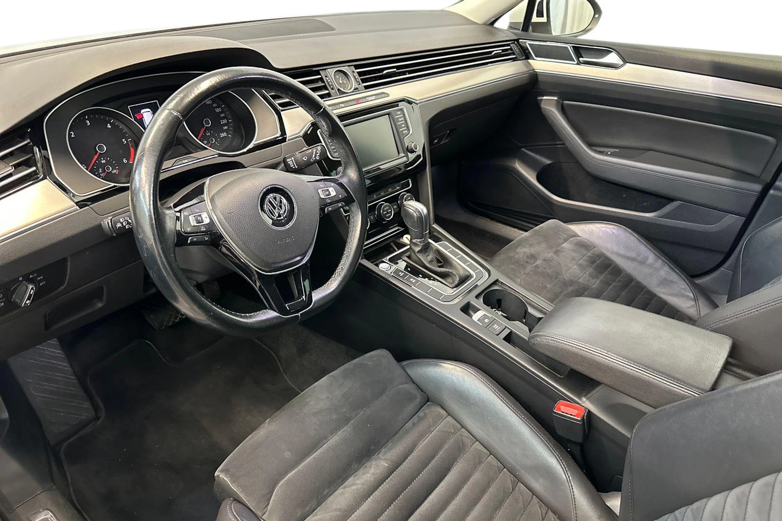 valkoinen Volkswagen Passat 2016 kuva 8.