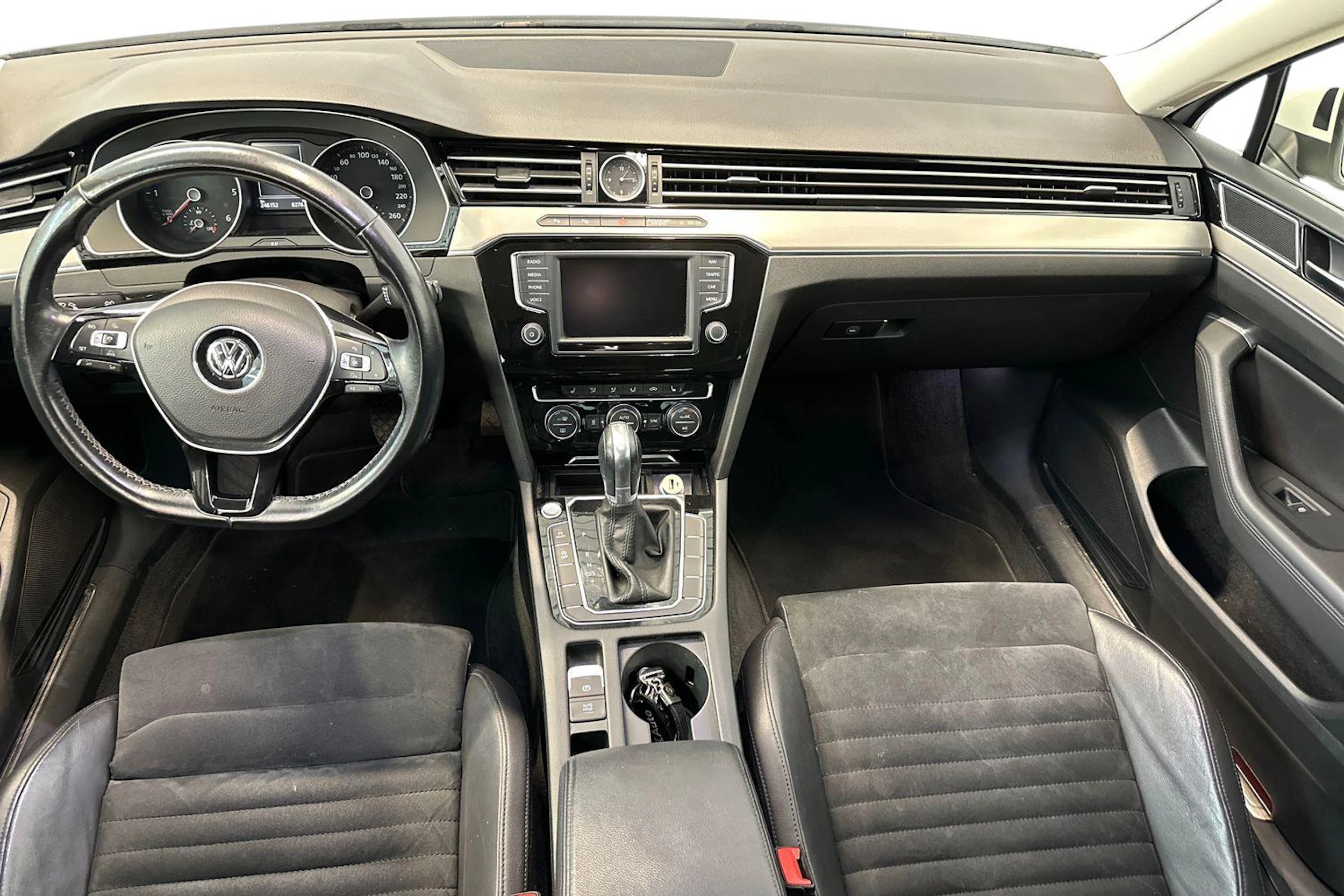 valkoinen Volkswagen Passat 2016 kuva 9.