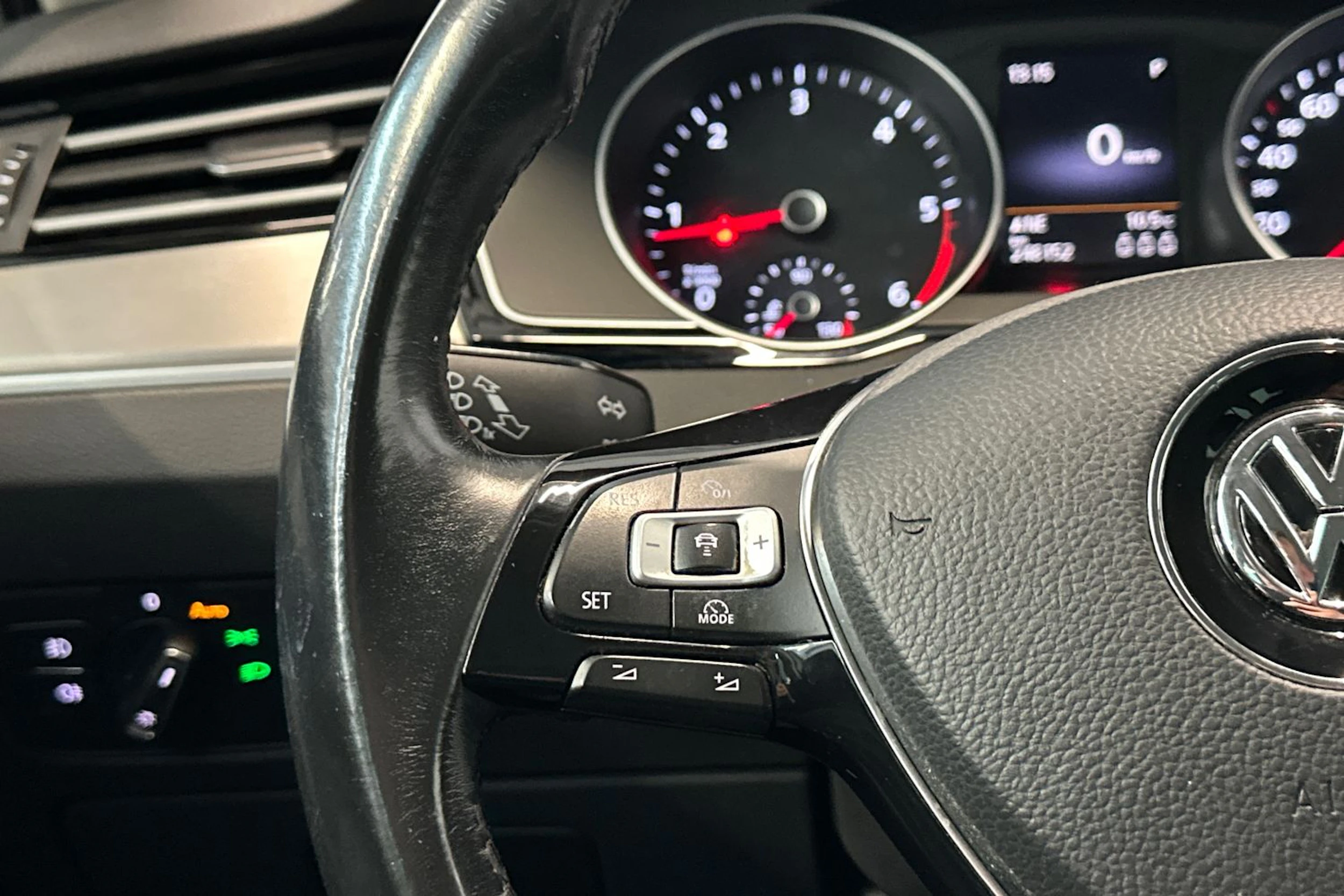 valkoinen Volkswagen Passat 2016 kuva 17.
