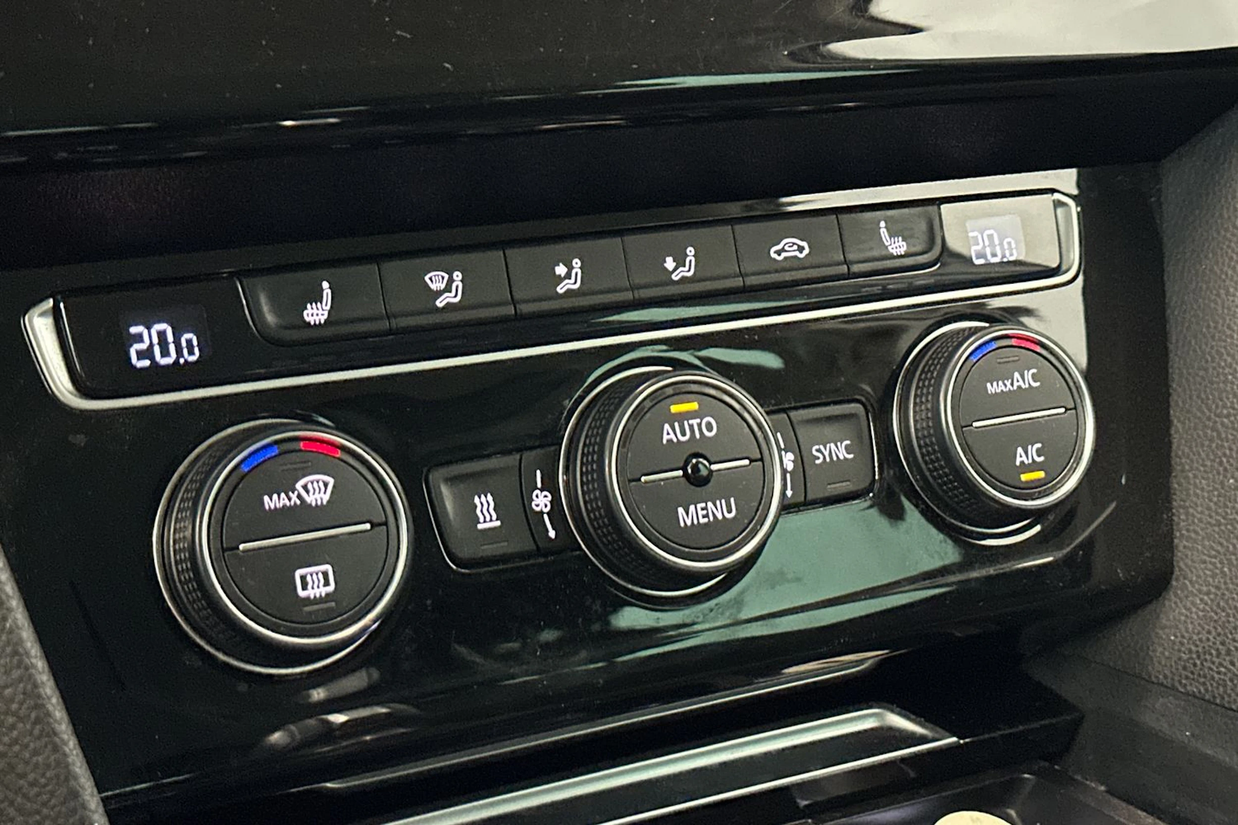valkoinen Volkswagen Passat 2016 kuva 23.