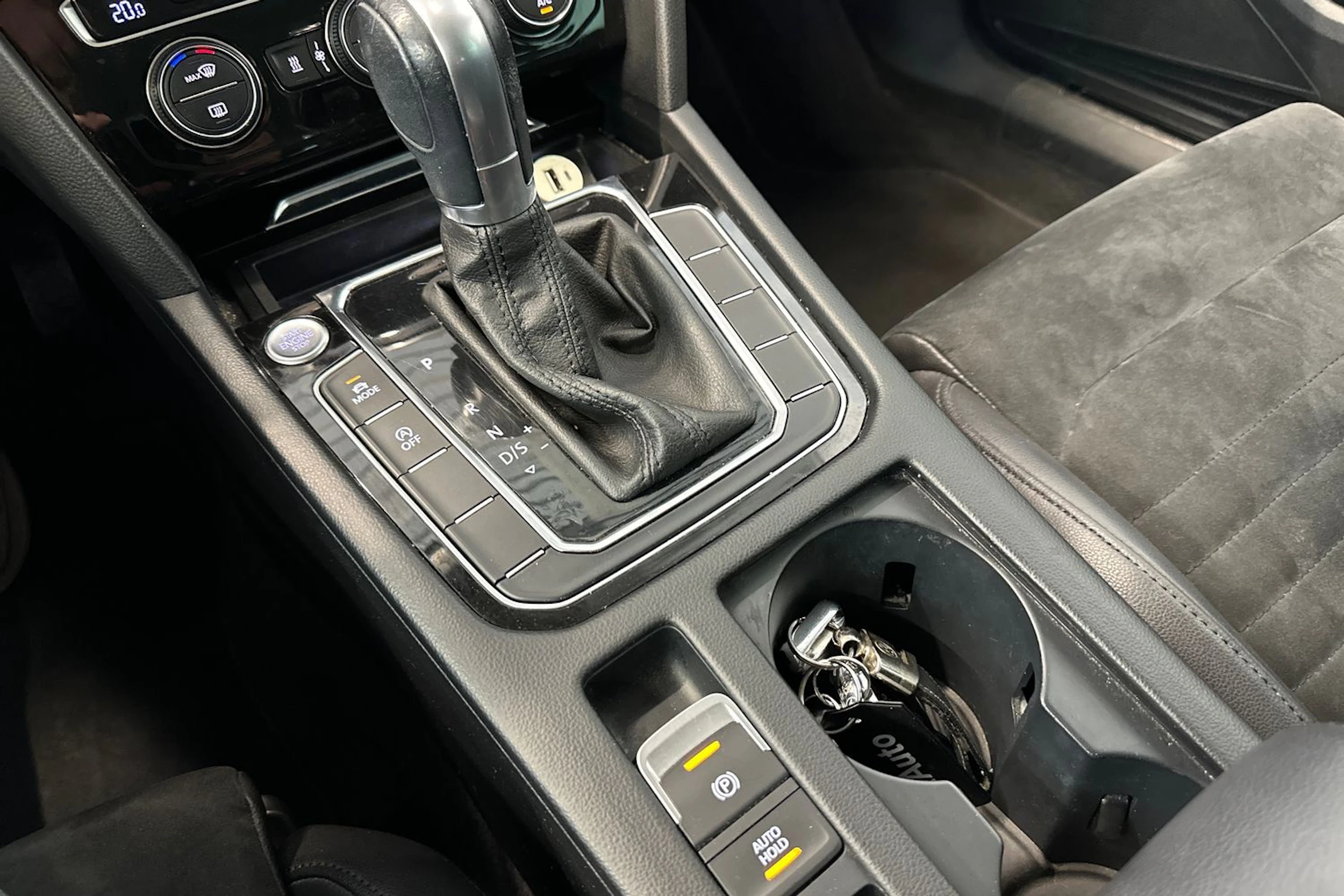 valkoinen Volkswagen Passat 2016 kuva 24.