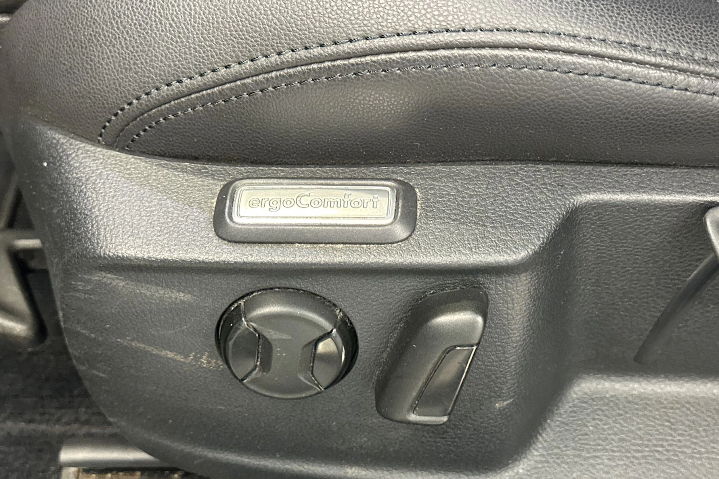 valkoinen Volkswagen Passat 2016 kuva 25.
