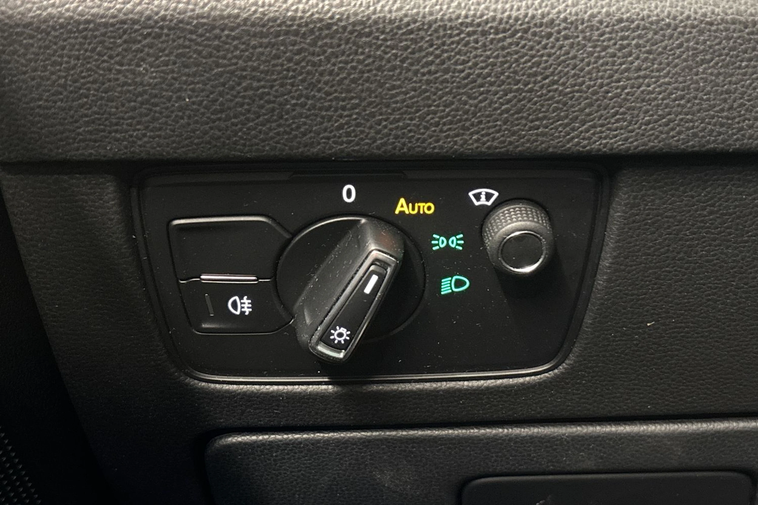 musta Volkswagen Passat 2016 kuva 15.