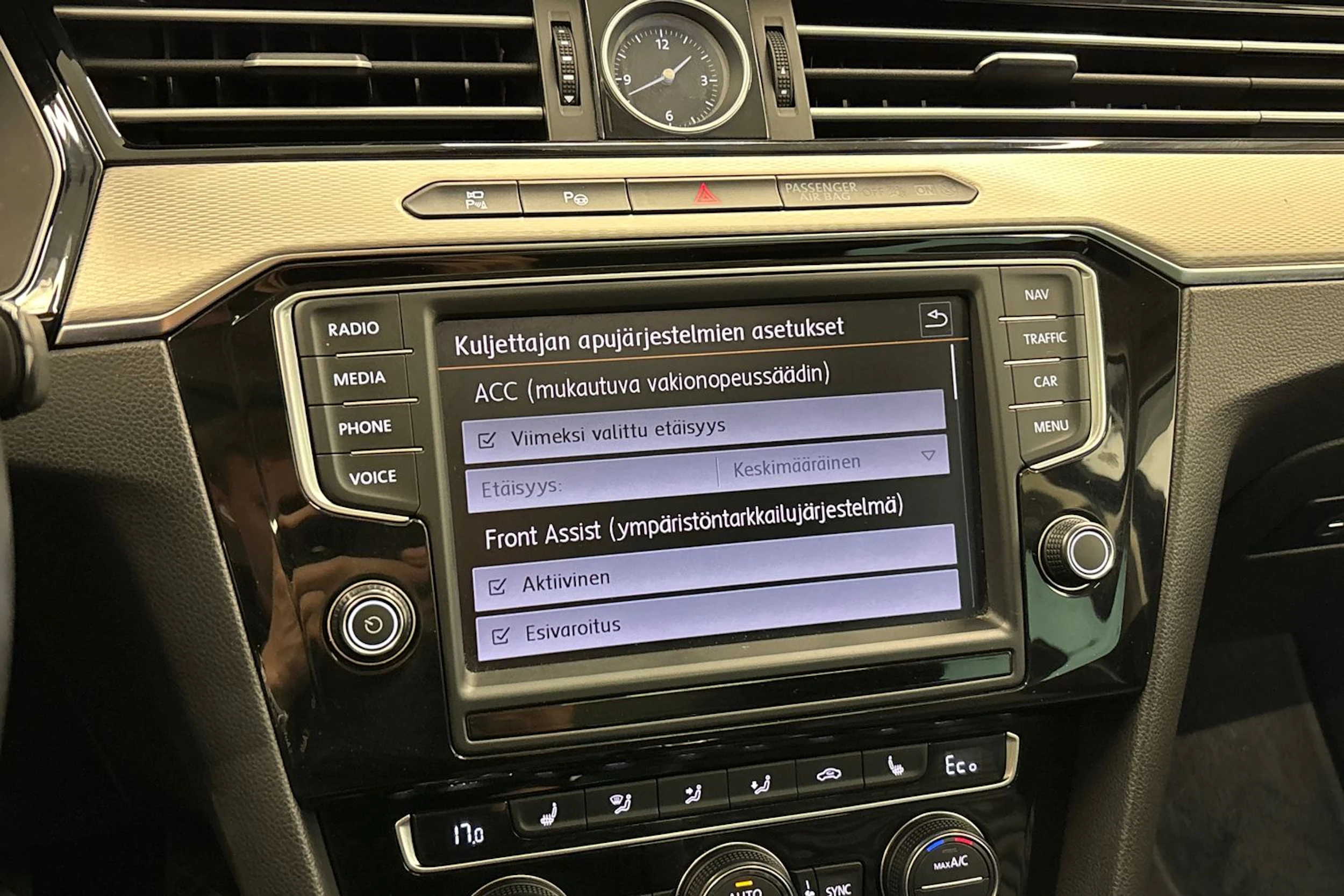 musta Volkswagen Passat 2016 kuva 18.
