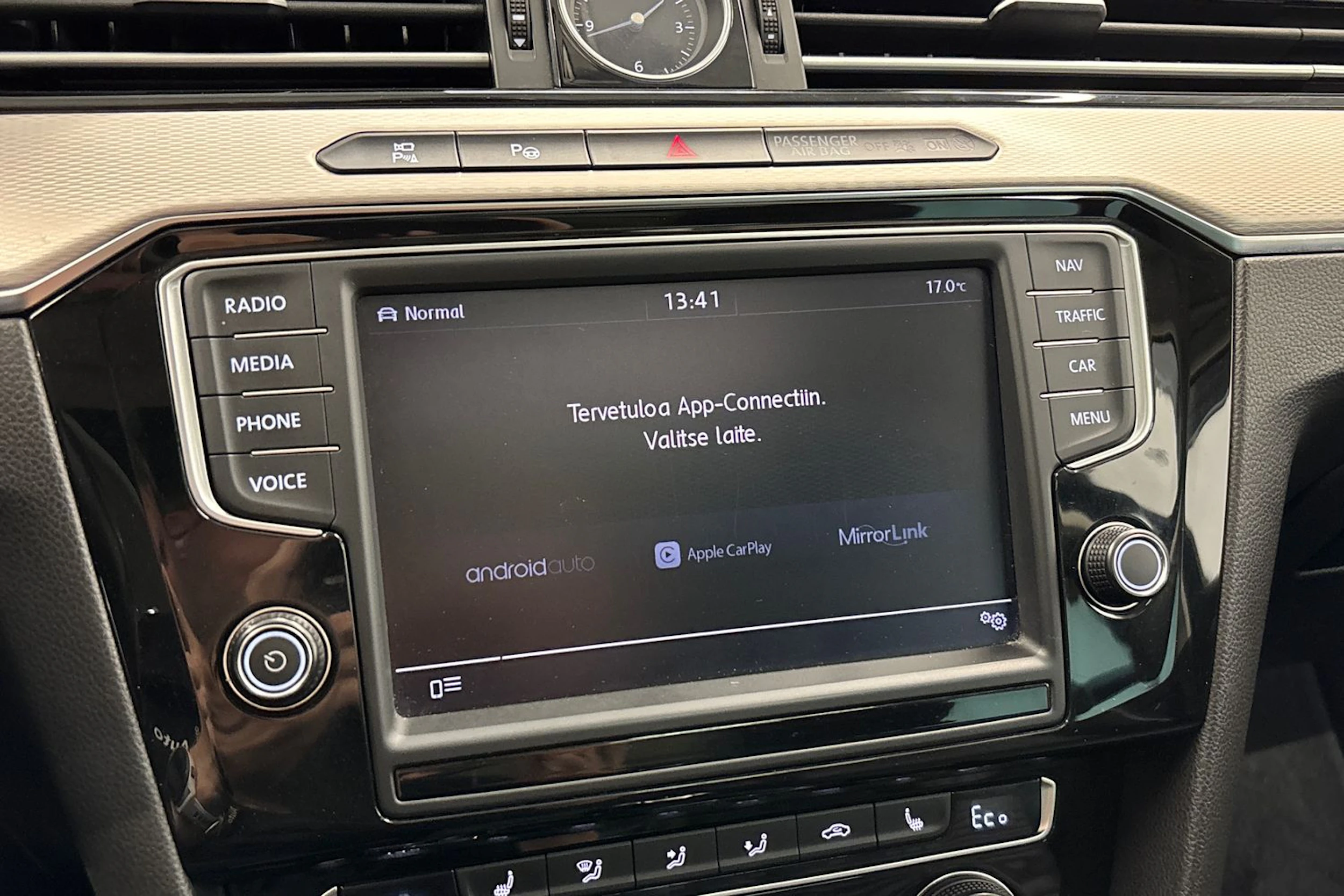 musta Volkswagen Passat 2016 kuva 22.
