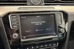 musta Volkswagen Passat 2016 kuva 22.