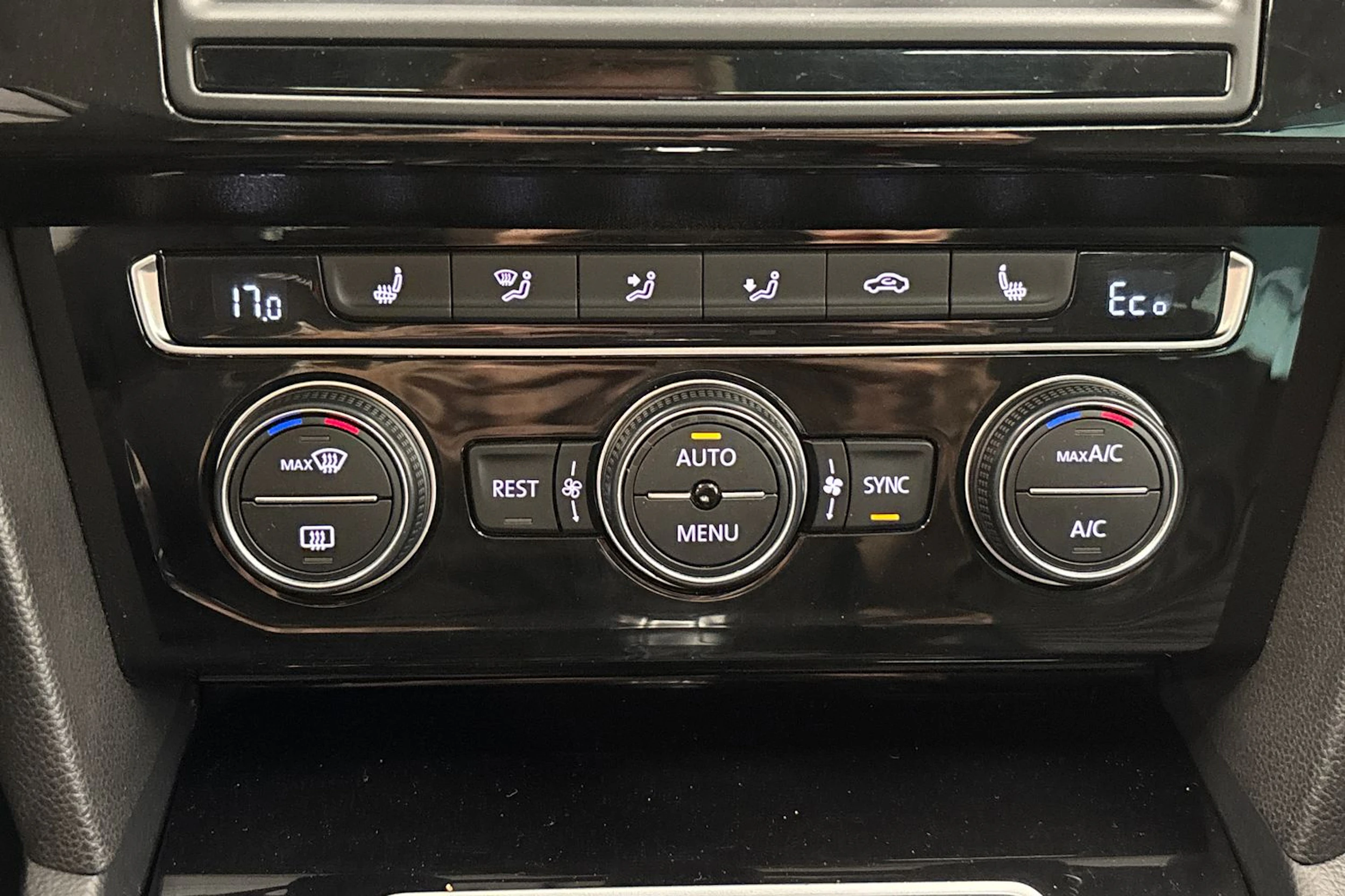 musta Volkswagen Passat 2016 kuva 26.