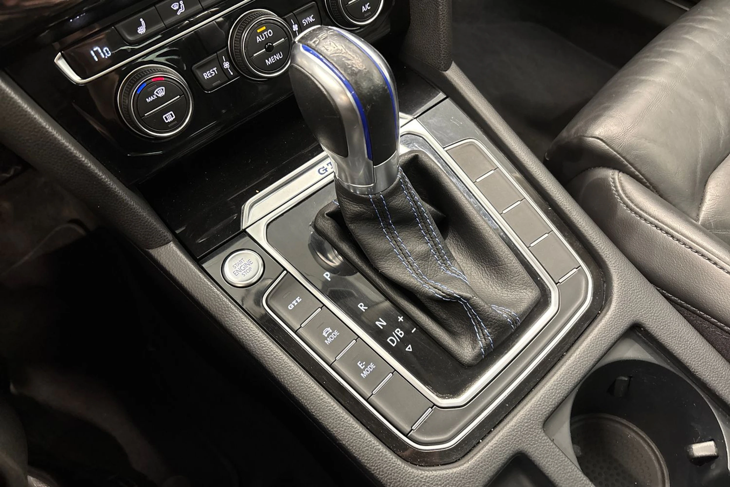 musta Volkswagen Passat 2016 kuva 28.