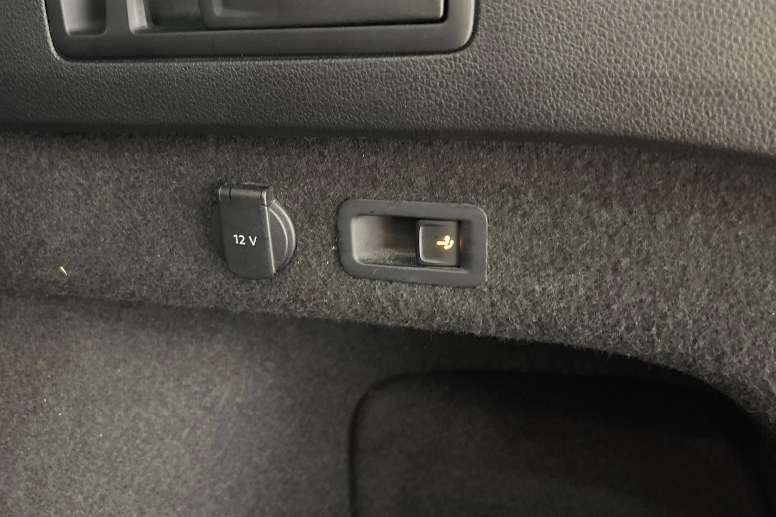 musta Volkswagen Passat 2016 kuva 31.