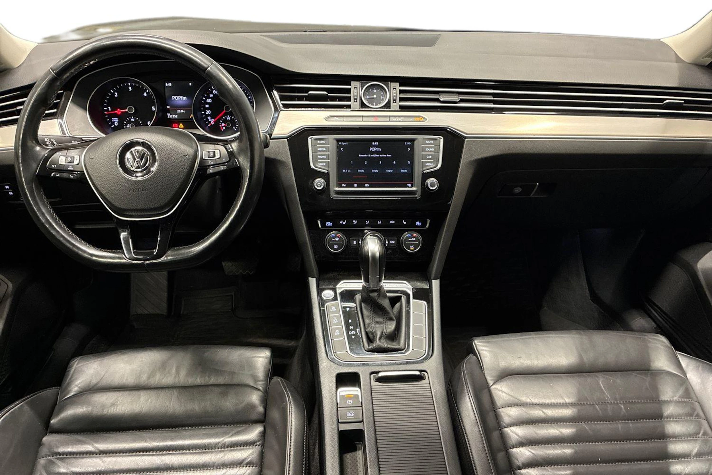musta Volkswagen Passat 2015 kuva 7.