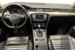 musta Volkswagen Passat 2015 kuva 7.