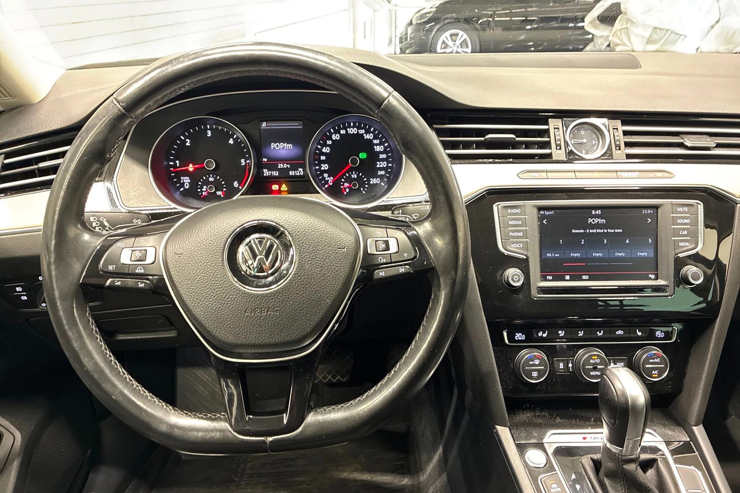 musta Volkswagen Passat 2015 kuva 11.