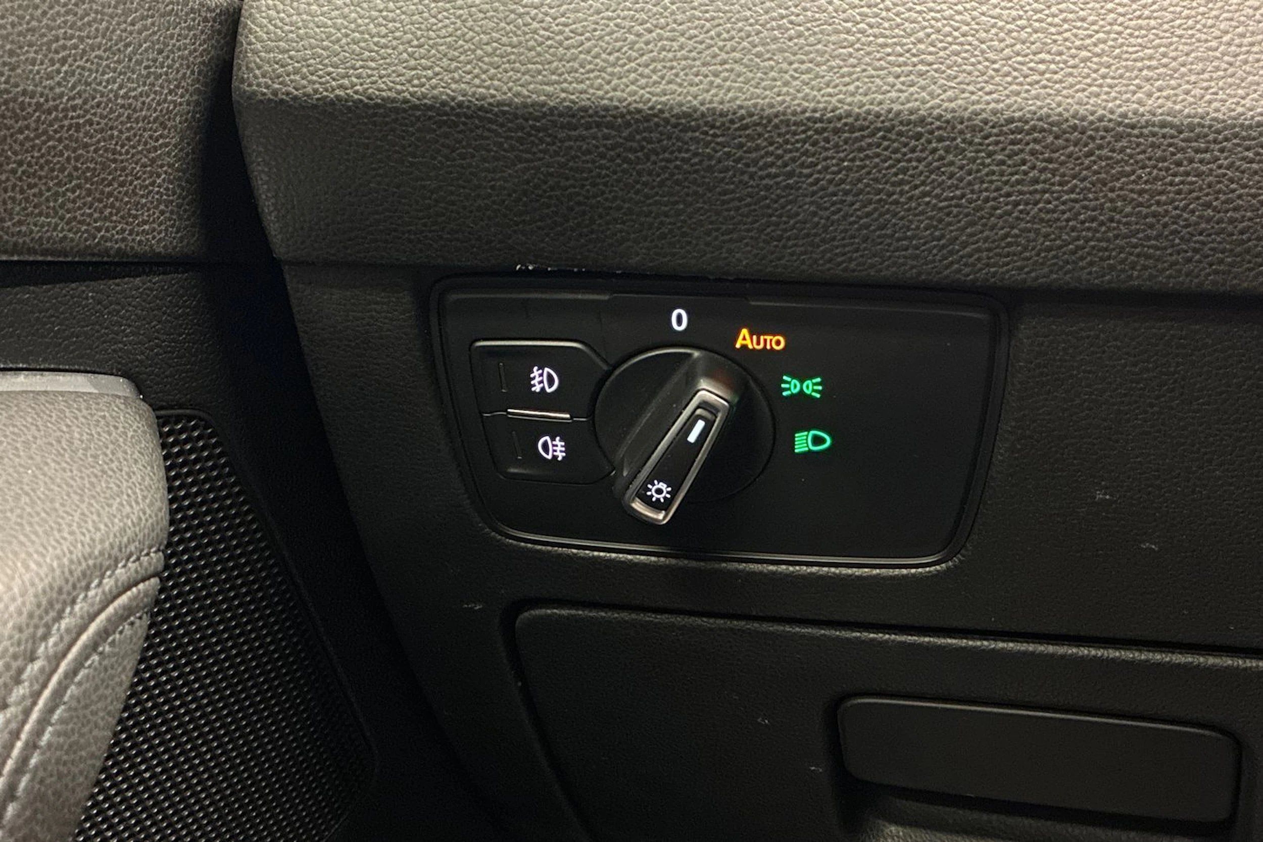 musta Volkswagen Passat 2015 kuva 15.