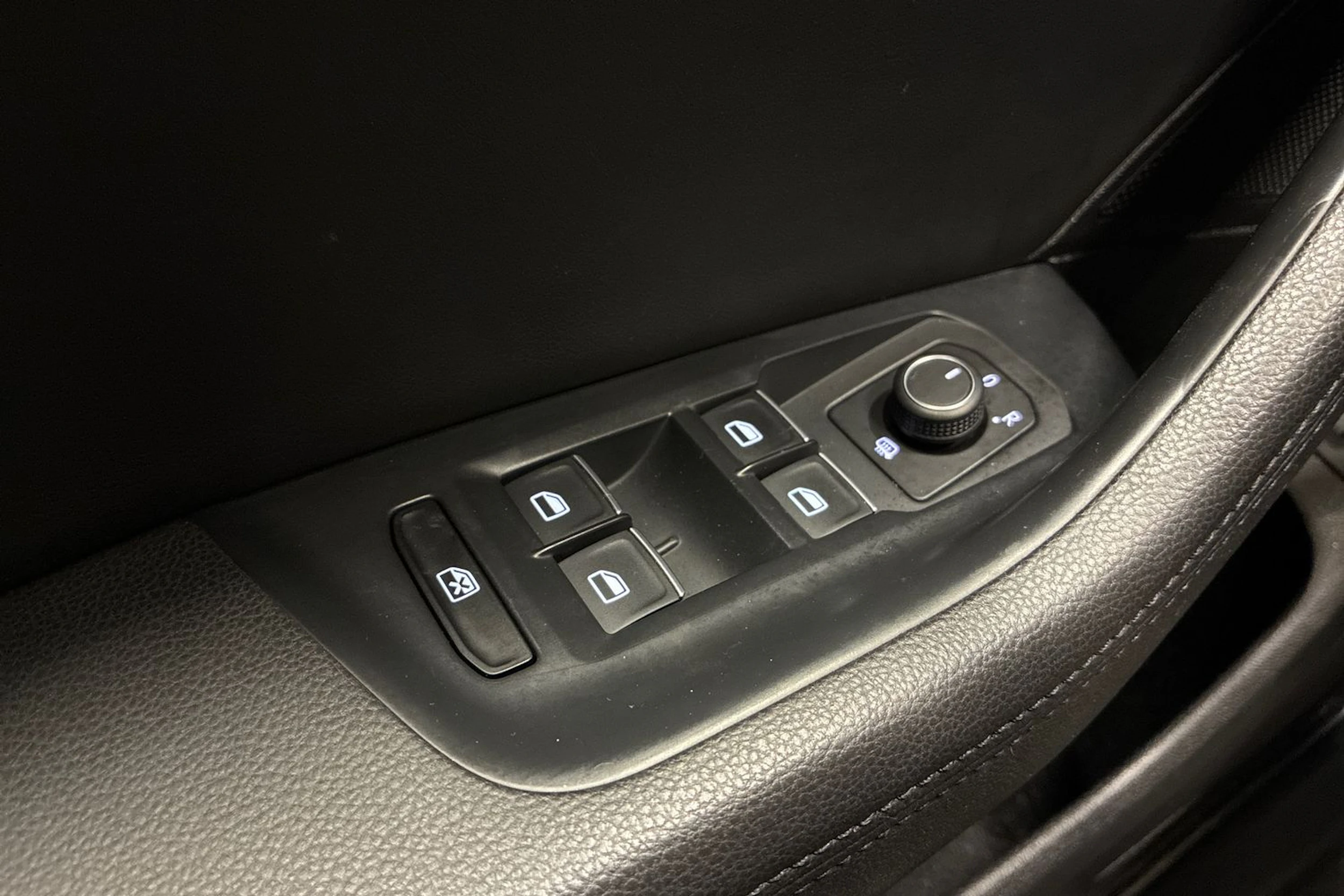 musta Volkswagen Passat 2015 kuva 16.