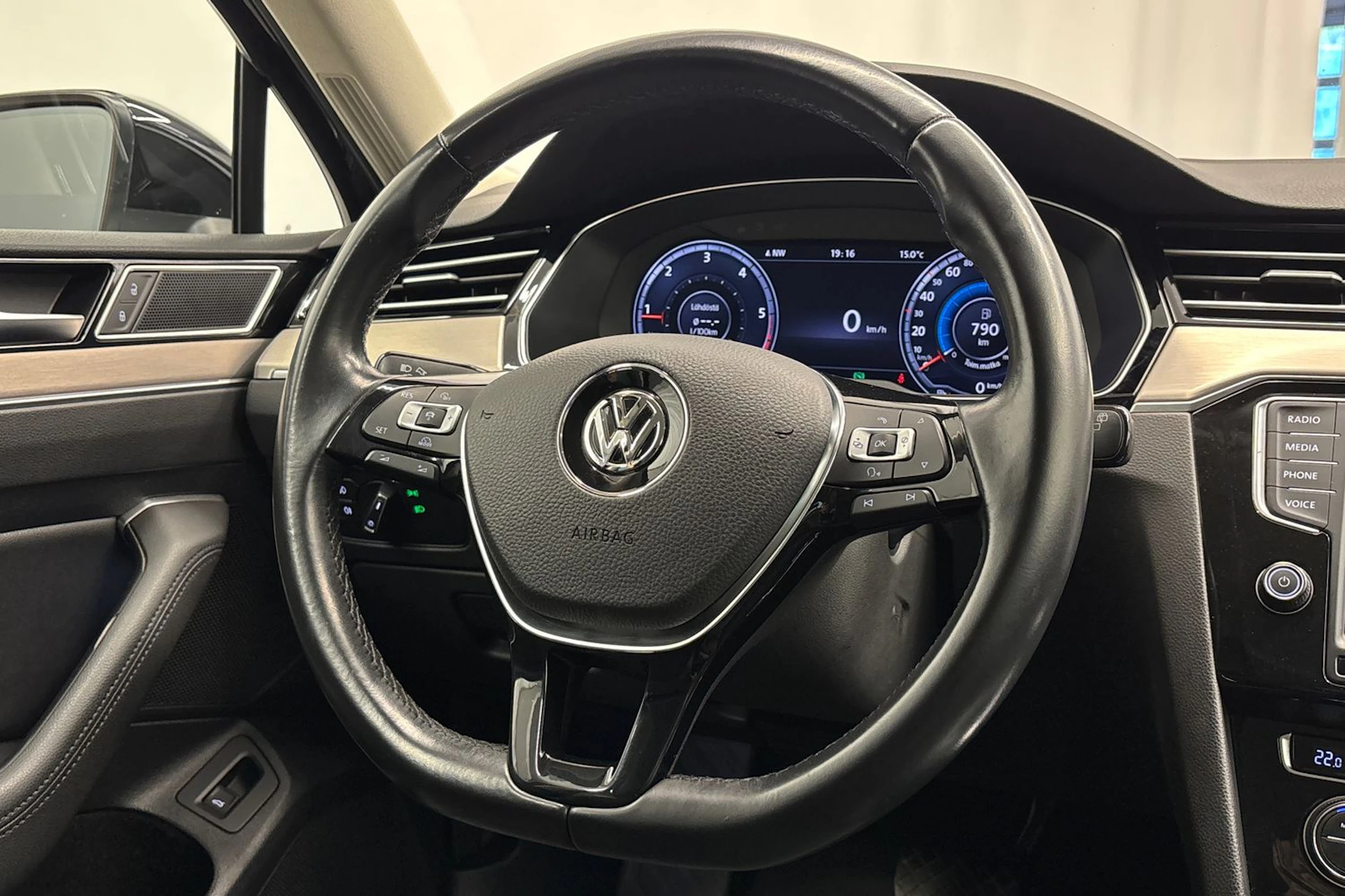 met. musta Volkswagen Passat 2016 kuva 13.