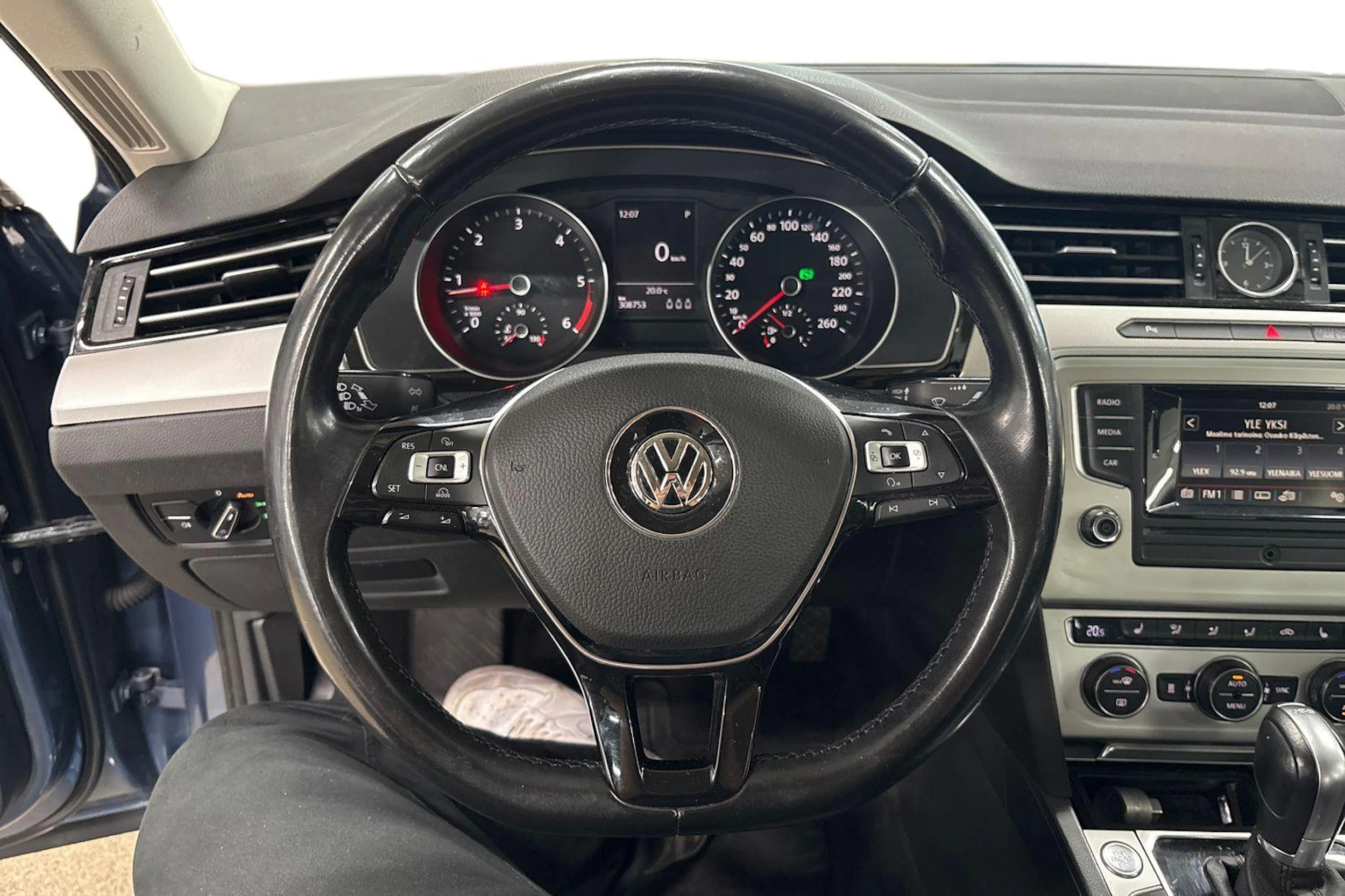 Sininen Volkswagen PASSAT 2016 kuva 6.