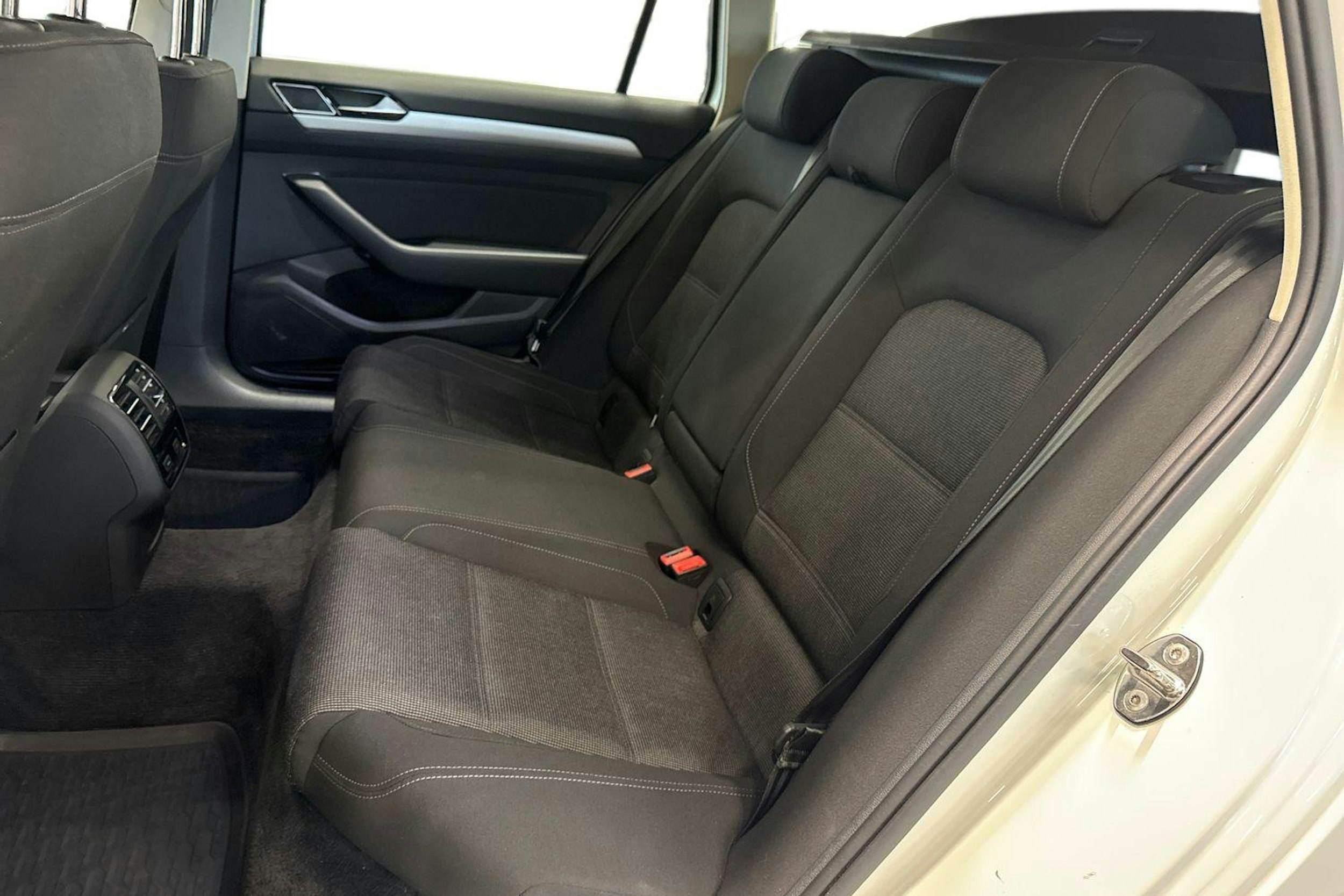 valkoinen Volkswagen Passat 2016 kuva 10.