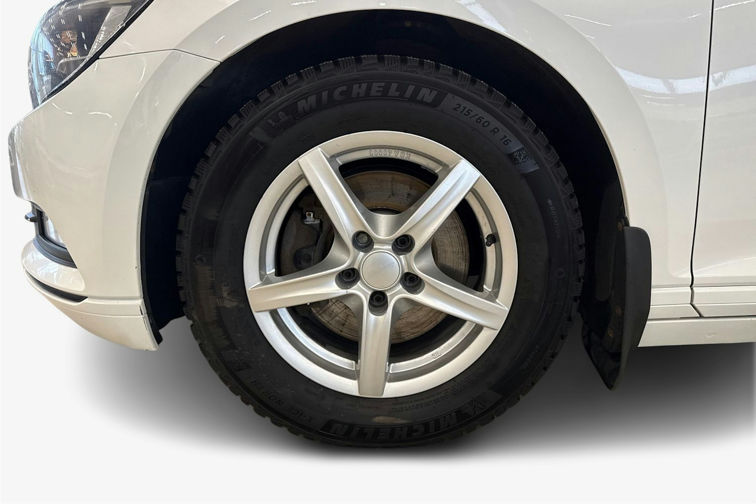 valkoinen Volkswagen Passat 2016 kuva 11.