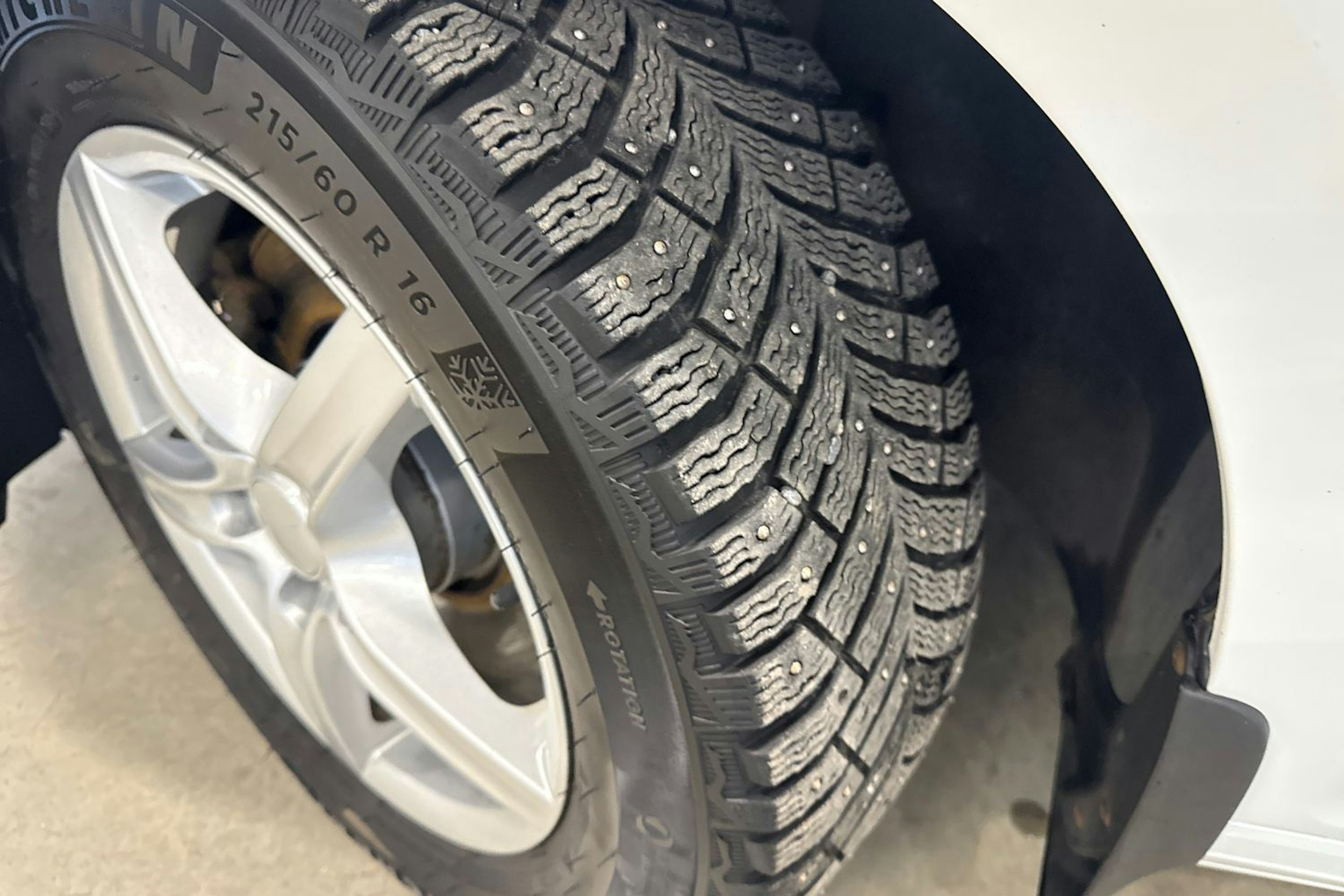 valkoinen Volkswagen Passat 2016 kuva 13.