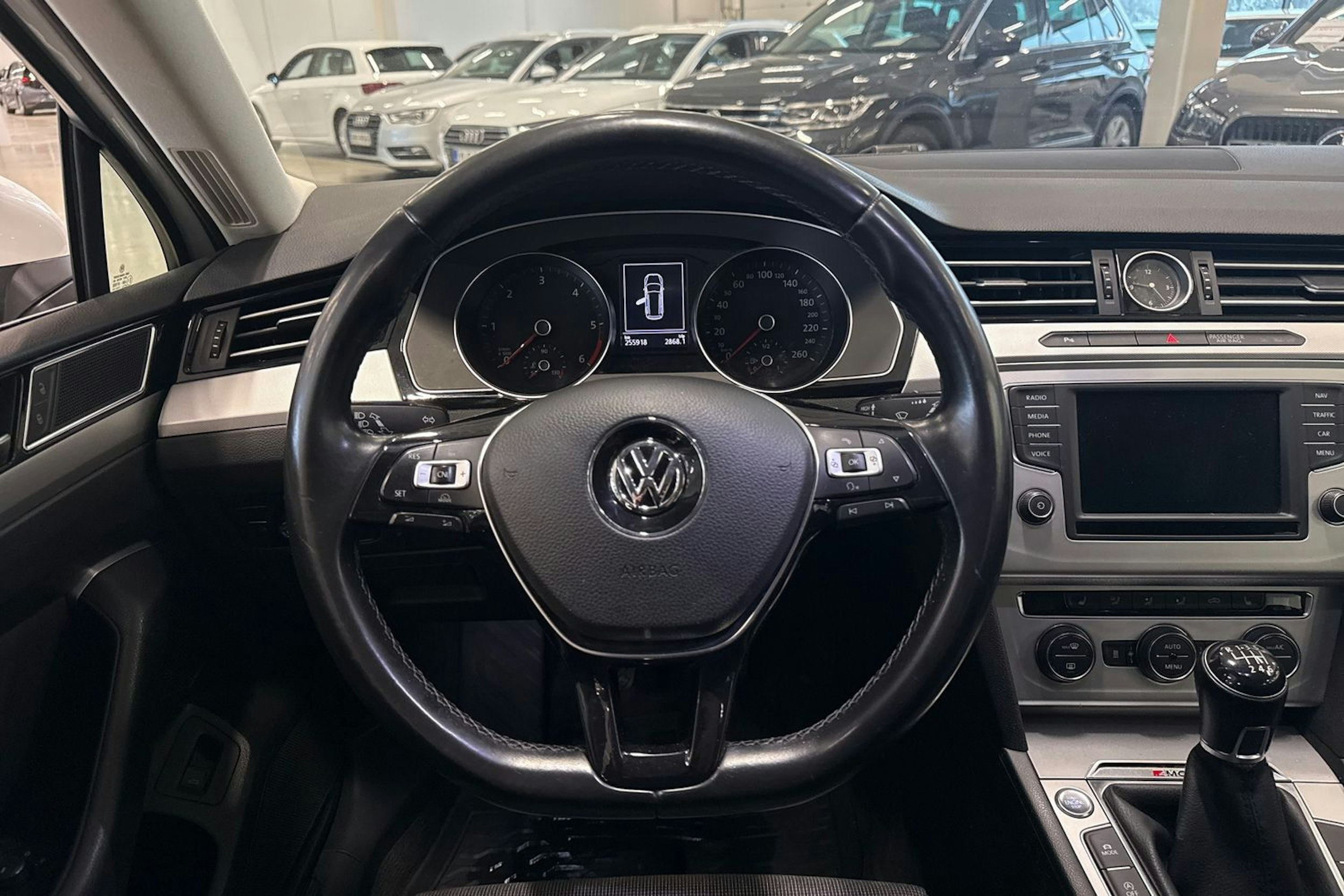 valkoinen Volkswagen Passat 2016 kuva 14.