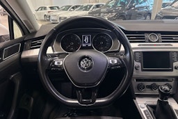 valkoinen Volkswagen Passat 2016 kuva 14.