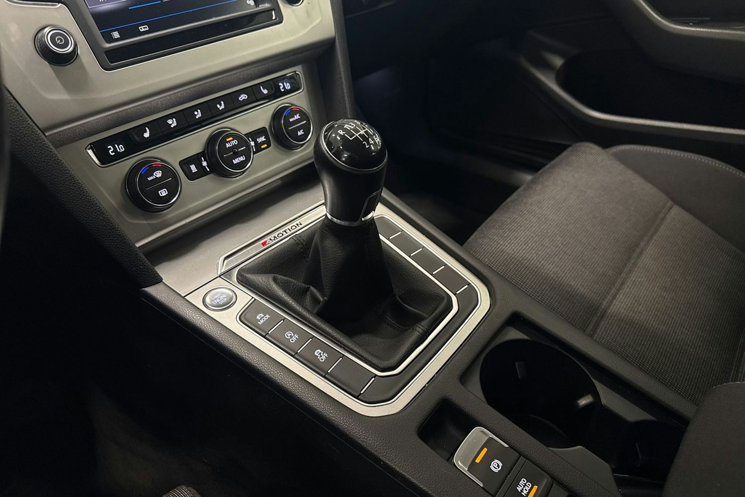 valkoinen Volkswagen Passat 2016 kuva 18.