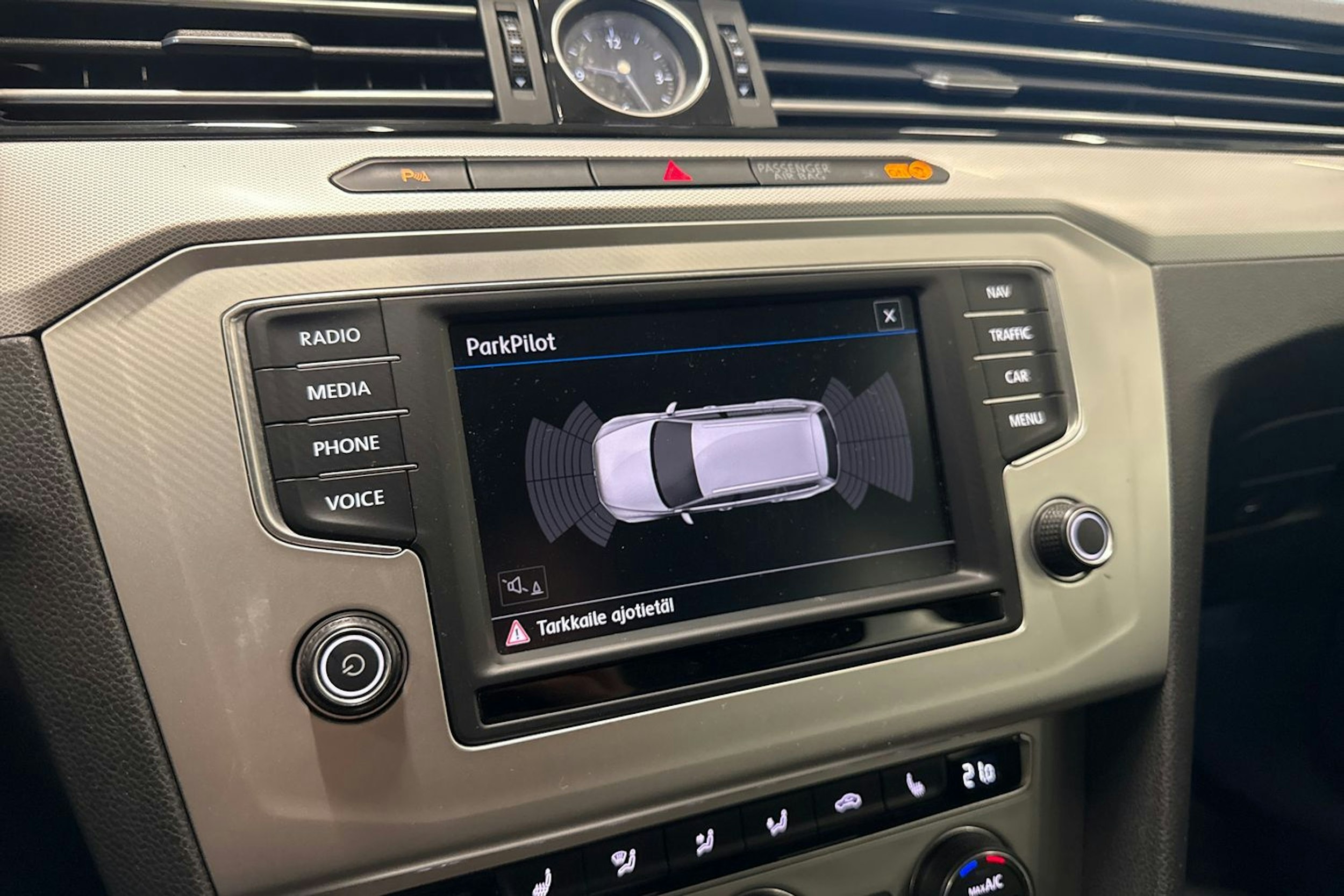 valkoinen Volkswagen Passat 2016 kuva 19.