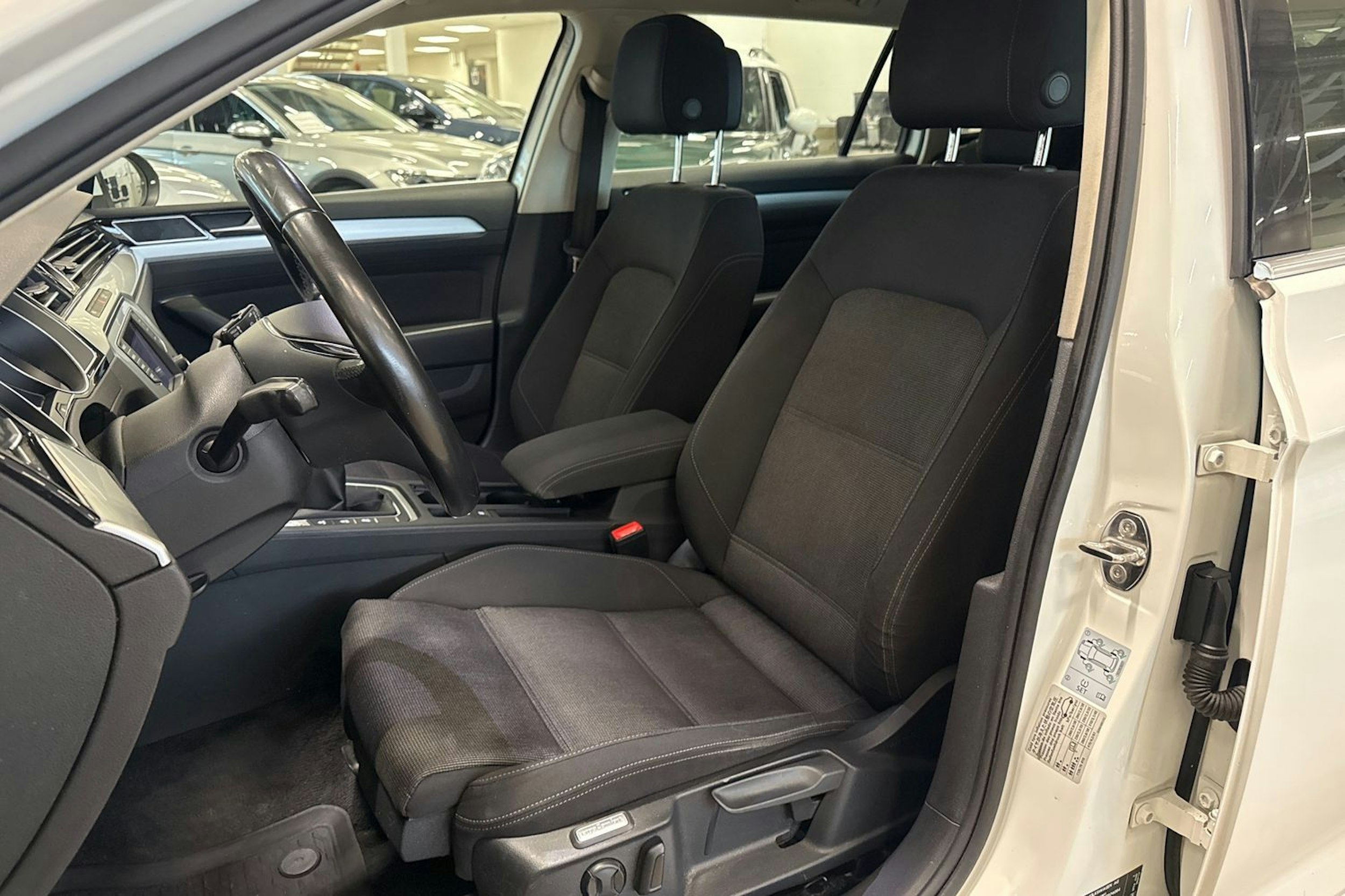 valkoinen Volkswagen Passat 2016 kuva 23.