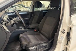 valkoinen Volkswagen Passat 2016 kuva 23.