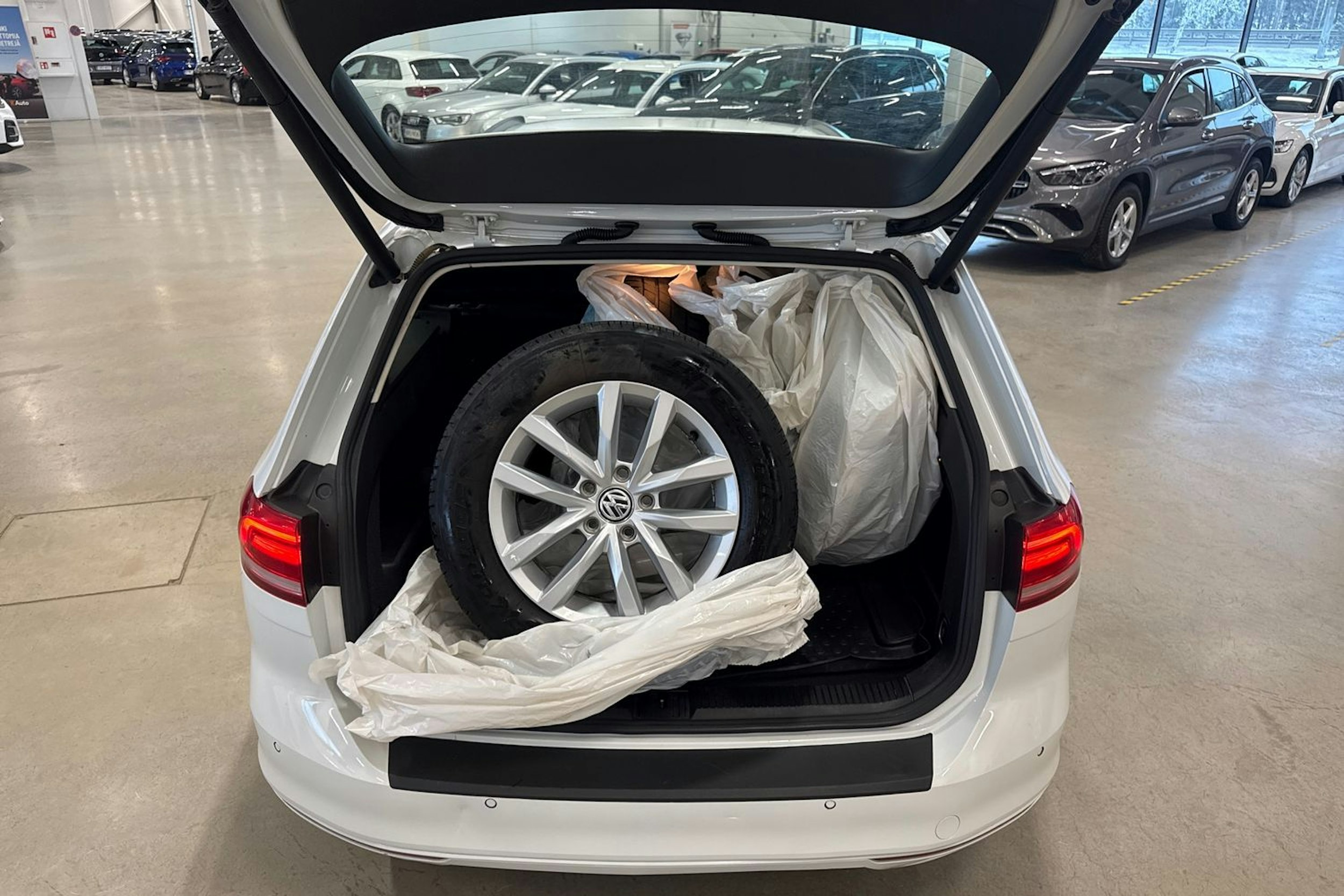 valkoinen Volkswagen Passat 2016 kuva 25.