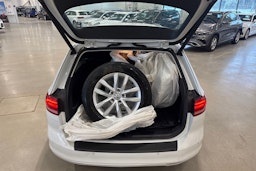 valkoinen Volkswagen Passat 2016 kuva 25.